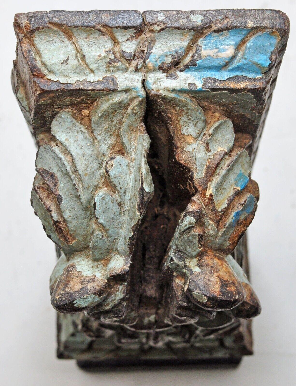 20ième siècle Fragment original de console architecturale antique d'Asie du Sud, sculpté à la main  en vente