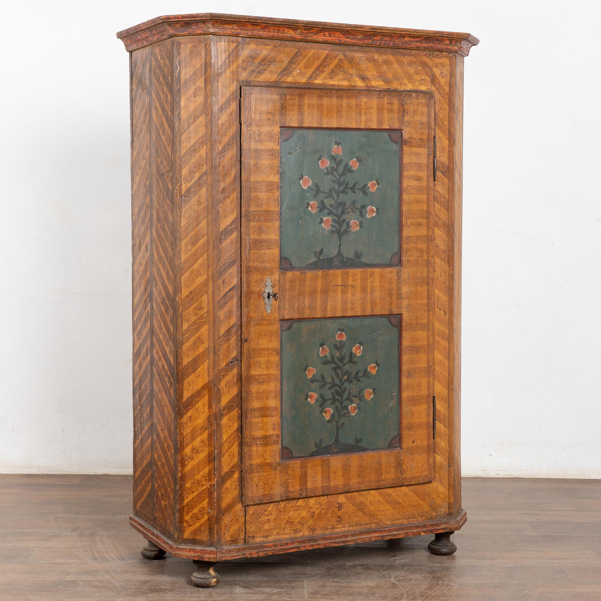 Questo grazioso armadio dipinto conserva ancora la qualità e i dettagli dell'originale finitura folk art dipinta a mano. I colori tenui e delicati con deliziosi motivi floreali sono splendidamente eseguiti su un pannello dipinto di blu acqua.