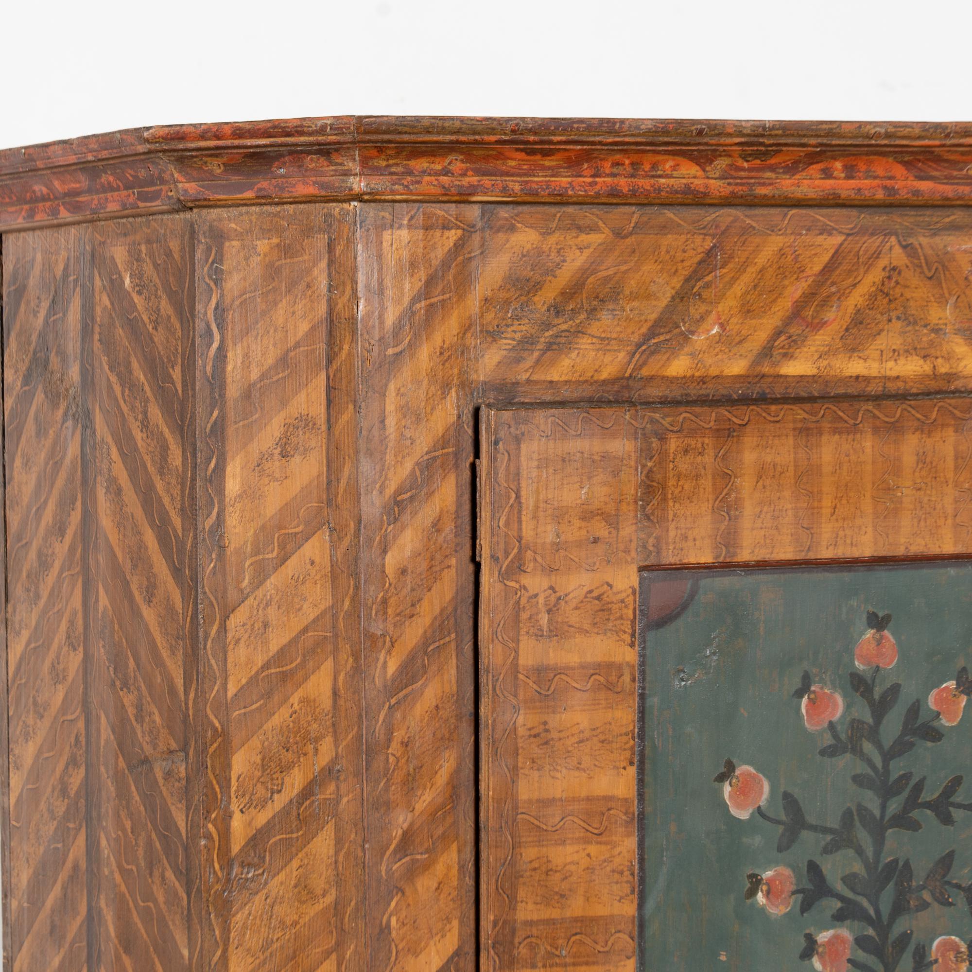 Legno Armadio a un'anta in pino originale dipinto a mano del XIX secolo, Ungheria in vendita