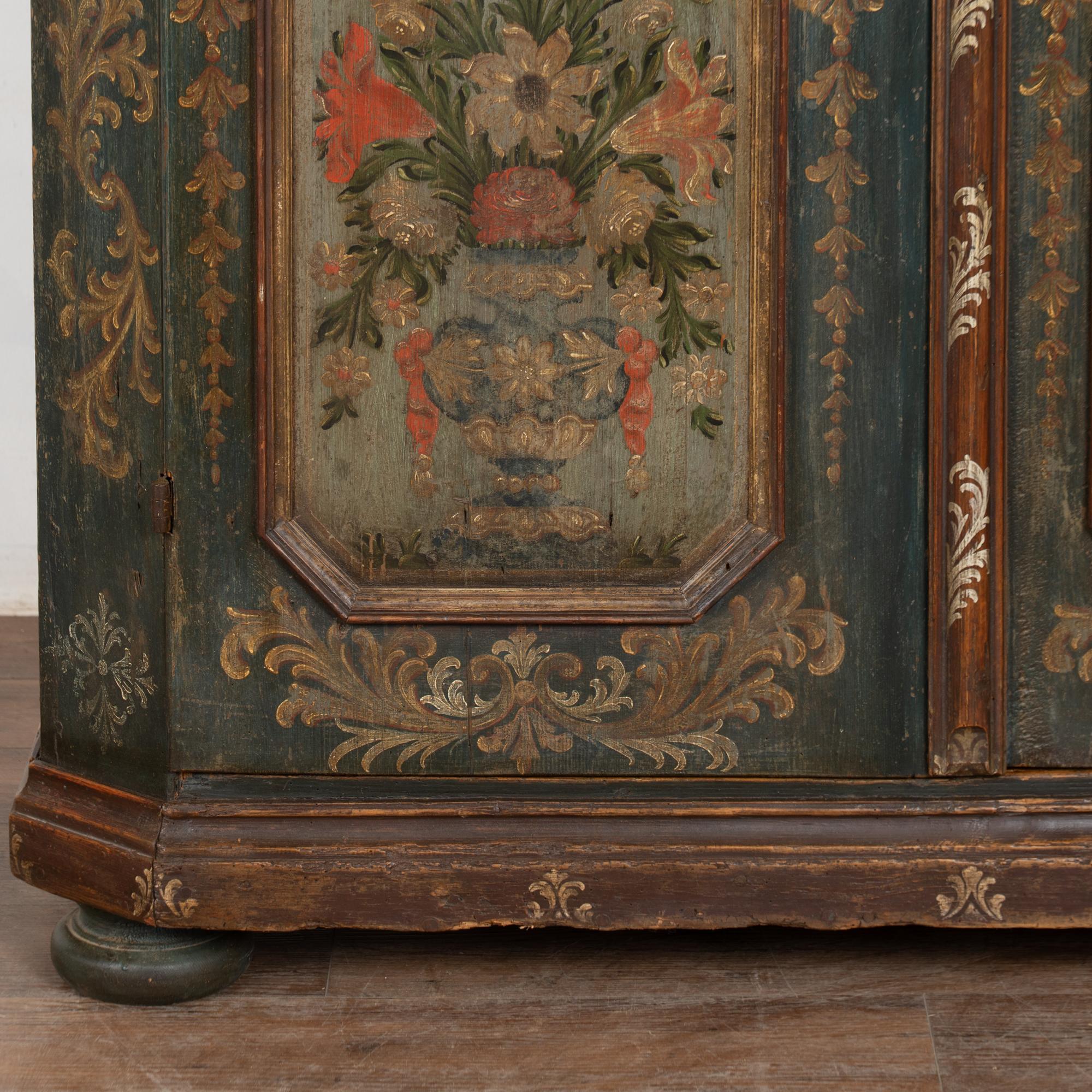 Armoire autrichienne originale à deux portes, peinte à la main, datée de 1773 en vente 6