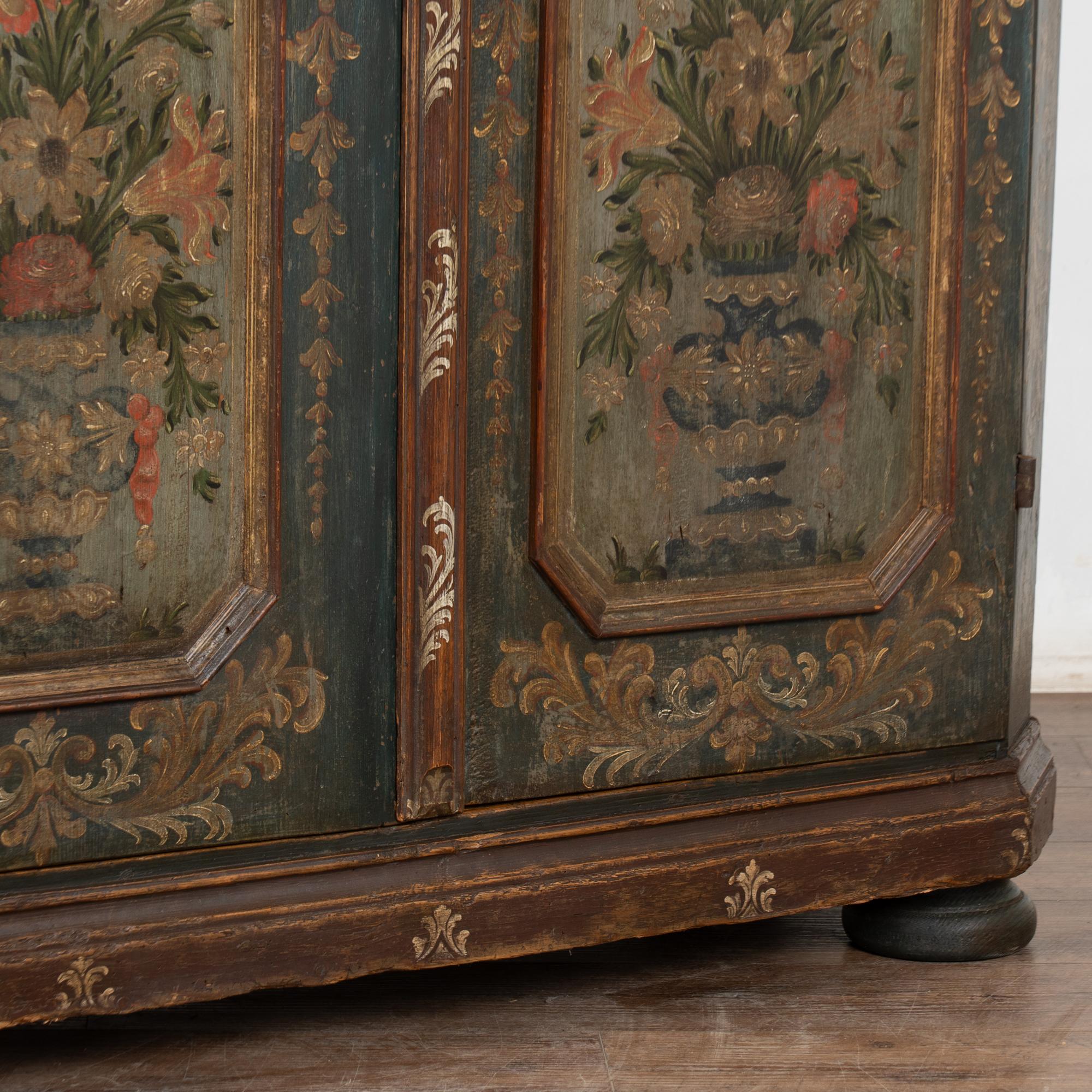 Armoire autrichienne originale à deux portes, peinte à la main, datée de 1773 en vente 7