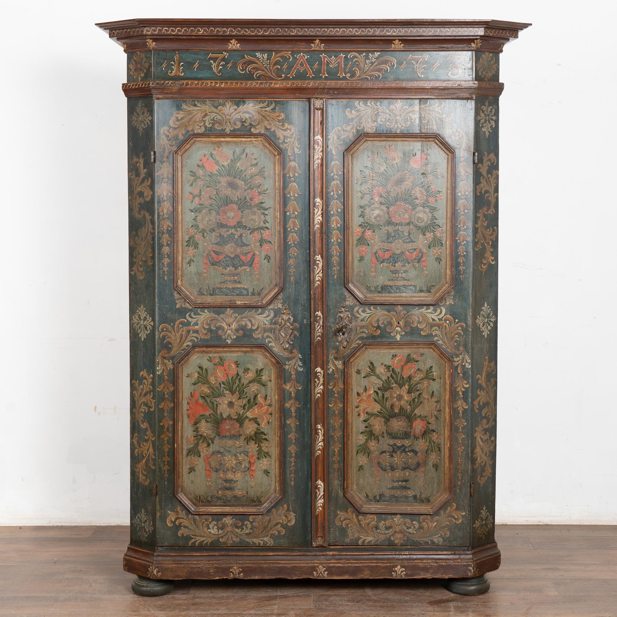 Autrichien Armoire autrichienne originale à deux portes, peinte à la main, datée de 1773 en vente
