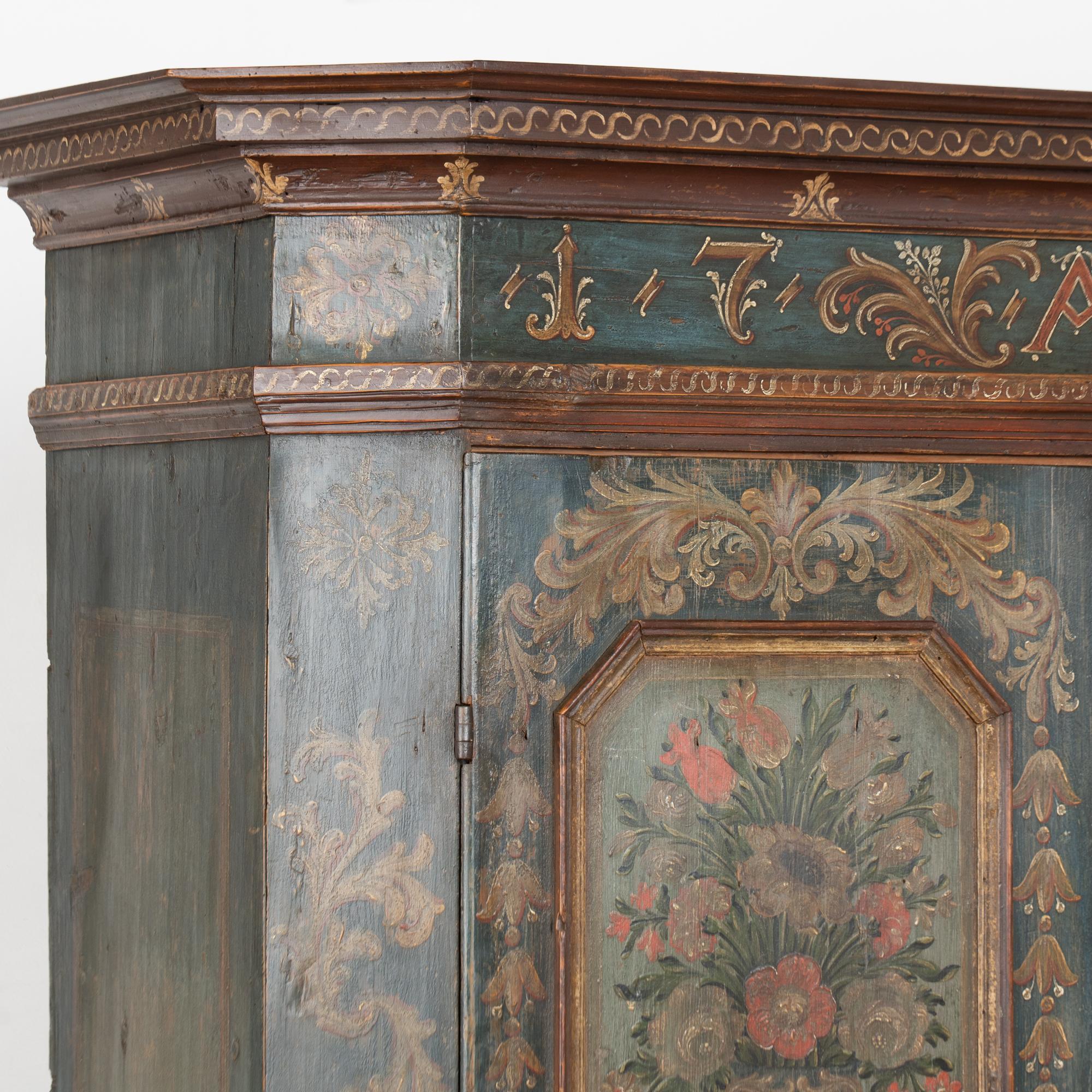 Armoire autrichienne originale à deux portes, peinte à la main, datée de 1773 Bon état - En vente à Round Top, TX