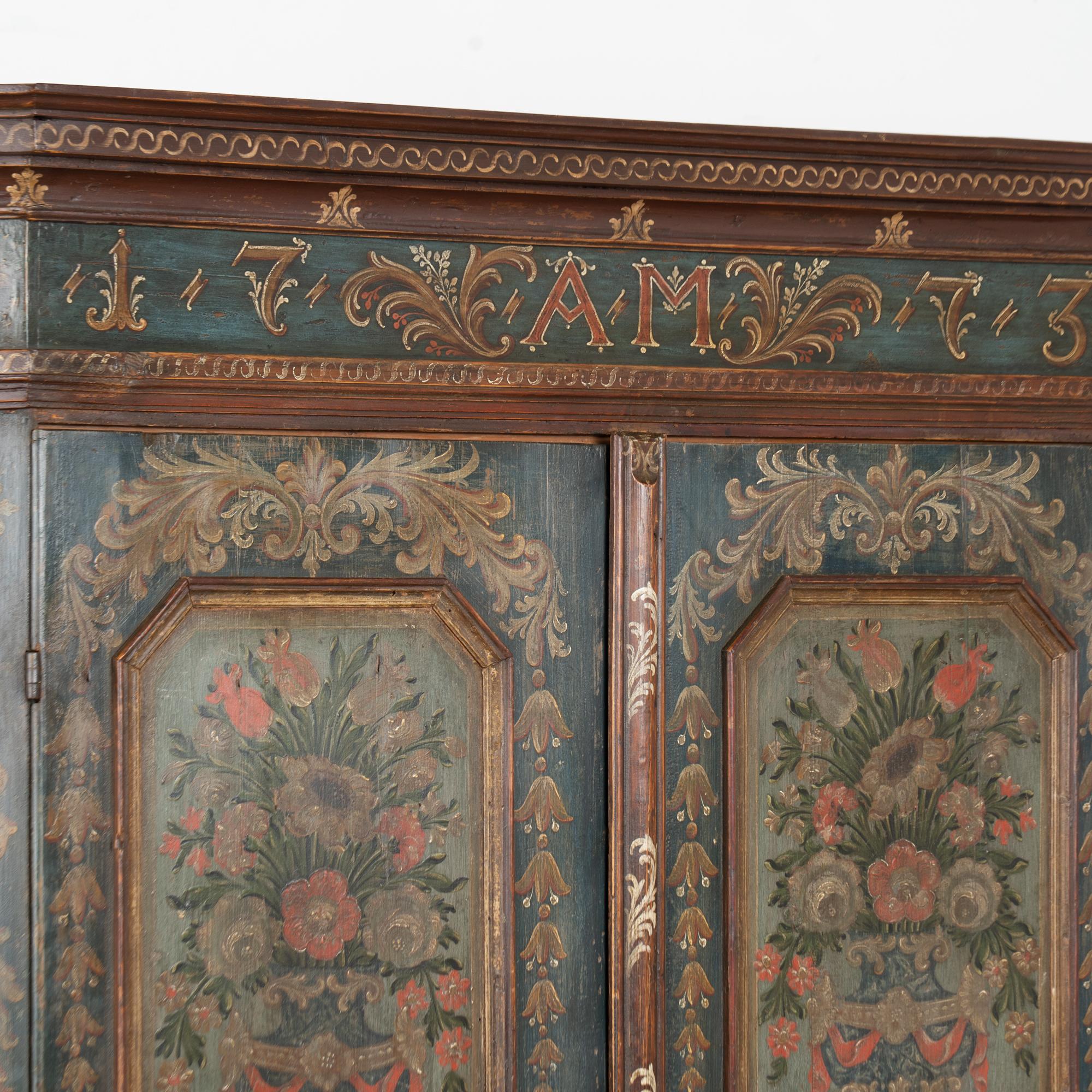 Pin Armoire autrichienne originale à deux portes, peinte à la main, datée de 1773 en vente