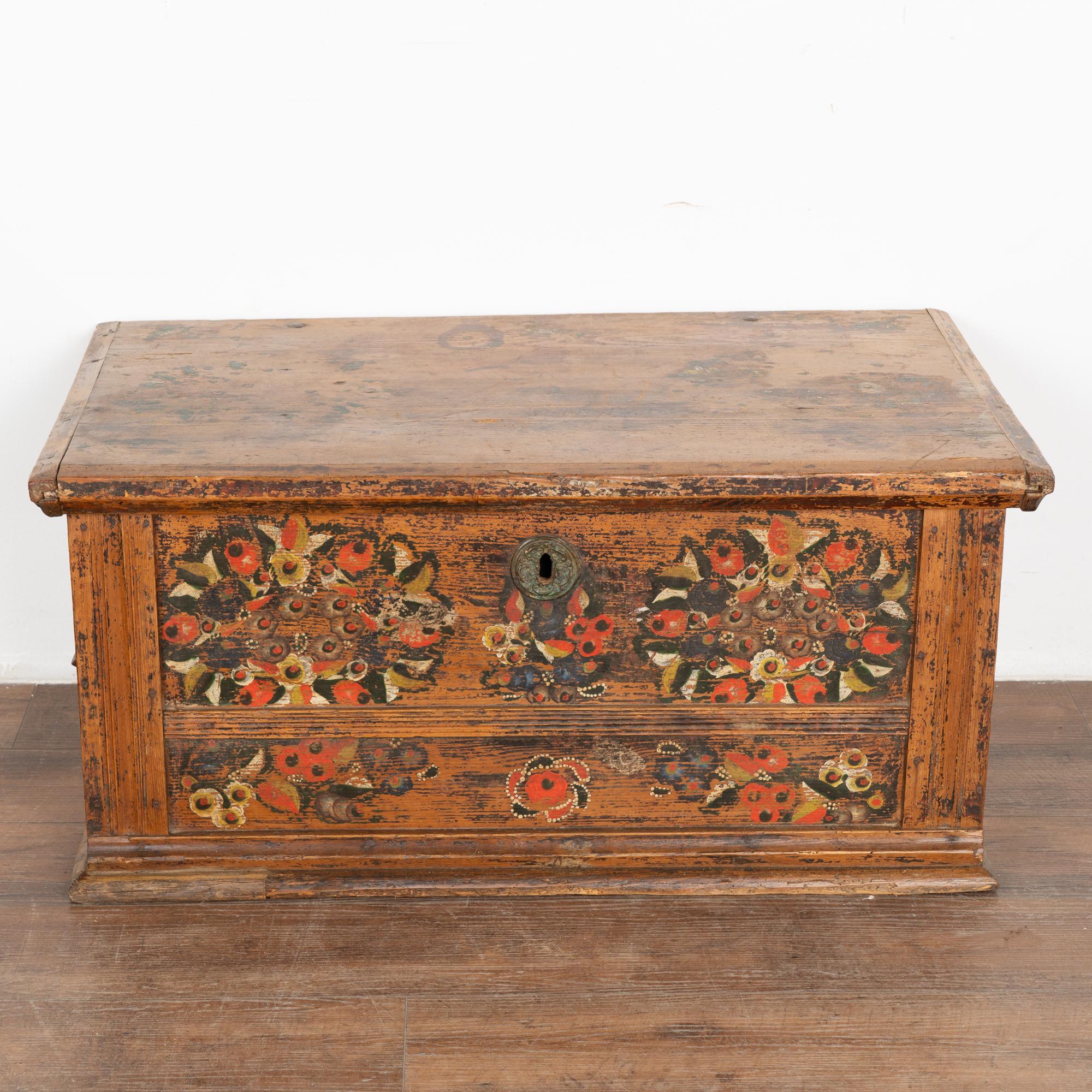 Original Hand Painted Flat Top Pine Trunk With Flowers, Hungary circa 1880 In Good Condition For Sale In Round Top, TX