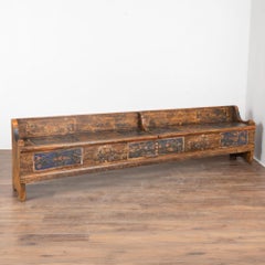 Long banc en pin peint à la main, daté de 1933