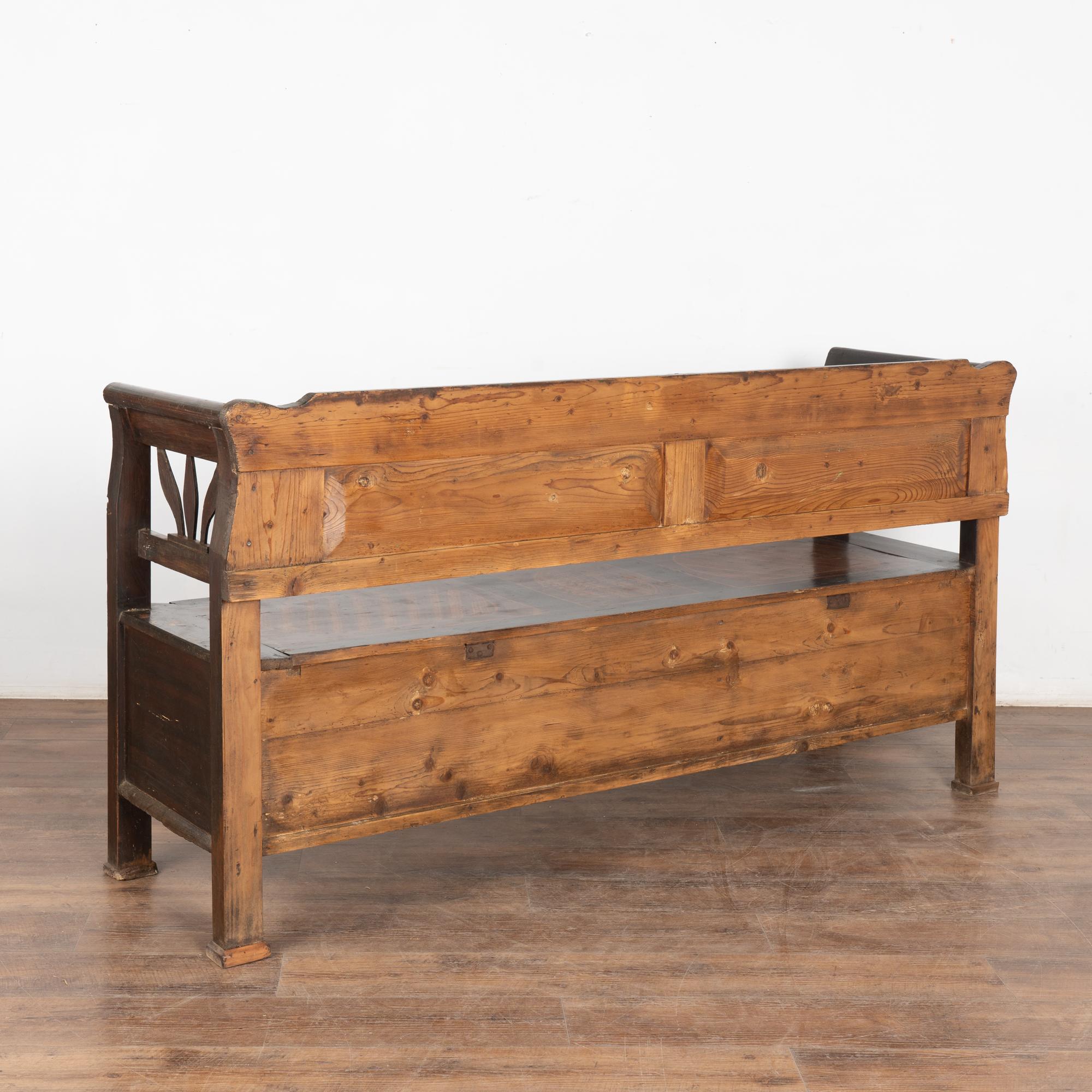 Banc original en pin peint à la main avec rangement, vers 1890-1920 en vente 7