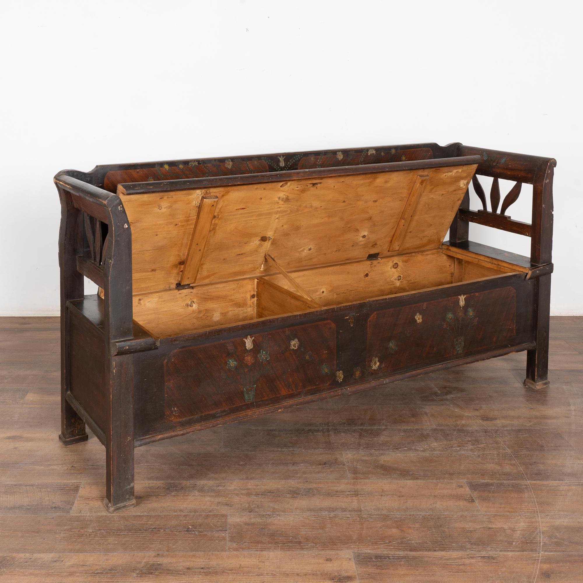 Artisanat Banc original en pin peint à la main avec rangement, vers 1890-1920 en vente