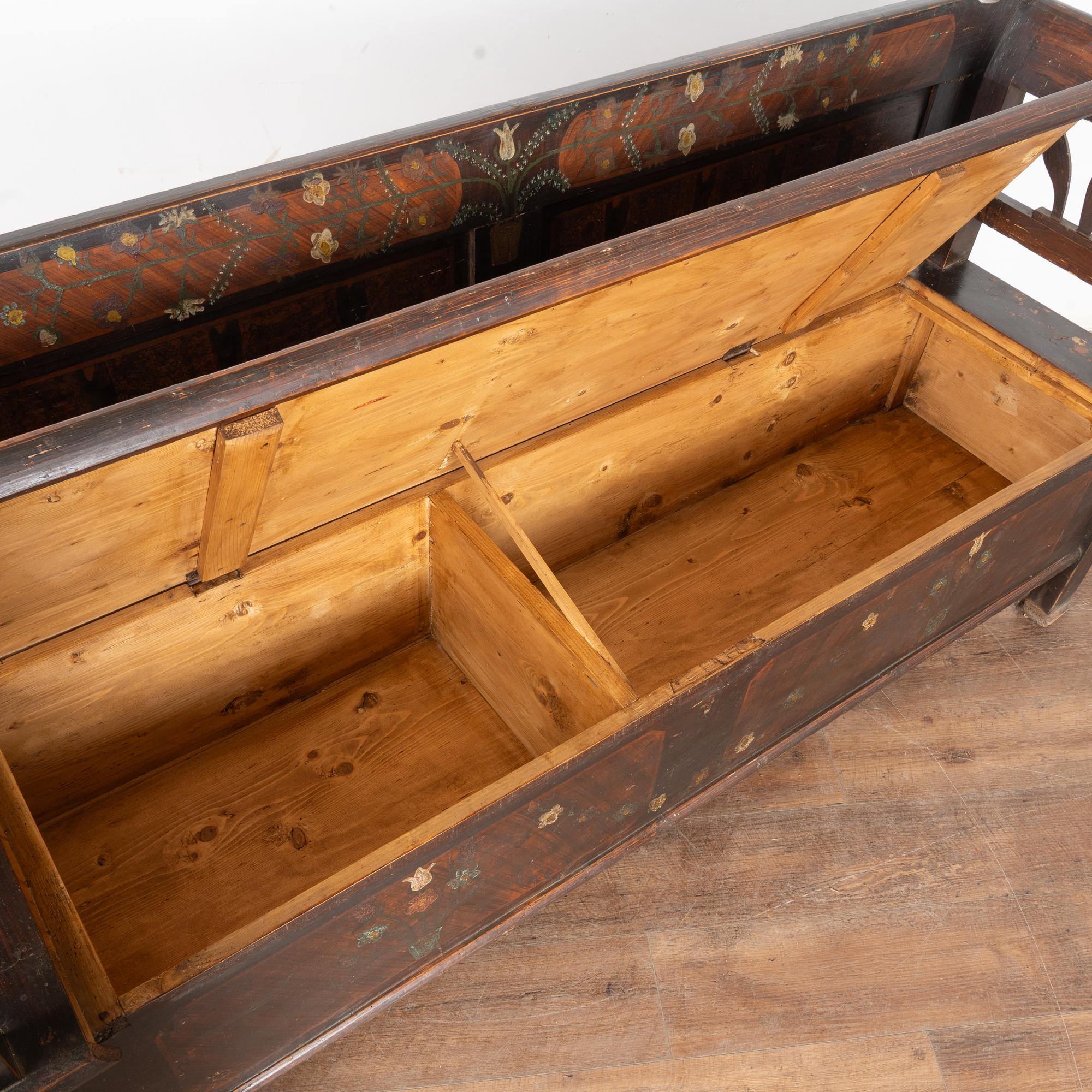 Hongrois Banc original en pin peint à la main avec rangement, vers 1890-1920 en vente