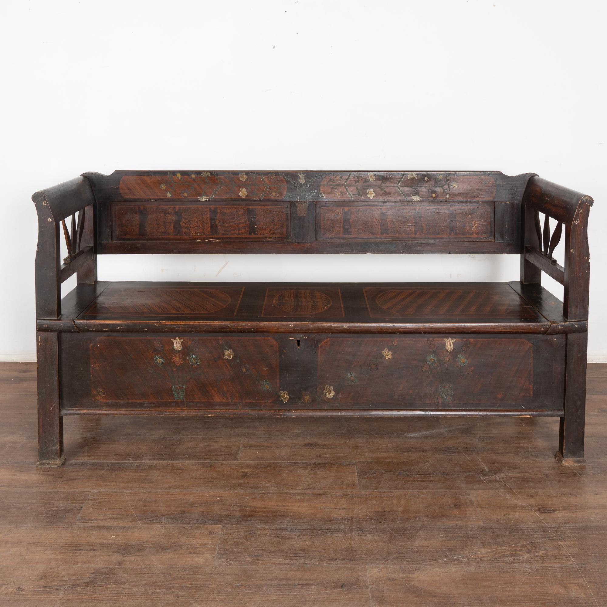 Banc original en pin peint à la main avec rangement, vers 1890-1920 Bon état - En vente à Round Top, TX