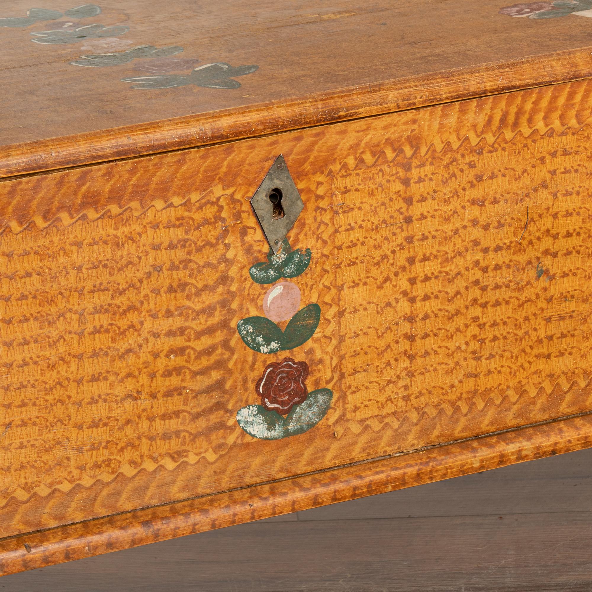 Banc original en pin peint à la main avec rangement, Hongrie circa 1920-40 en vente 3