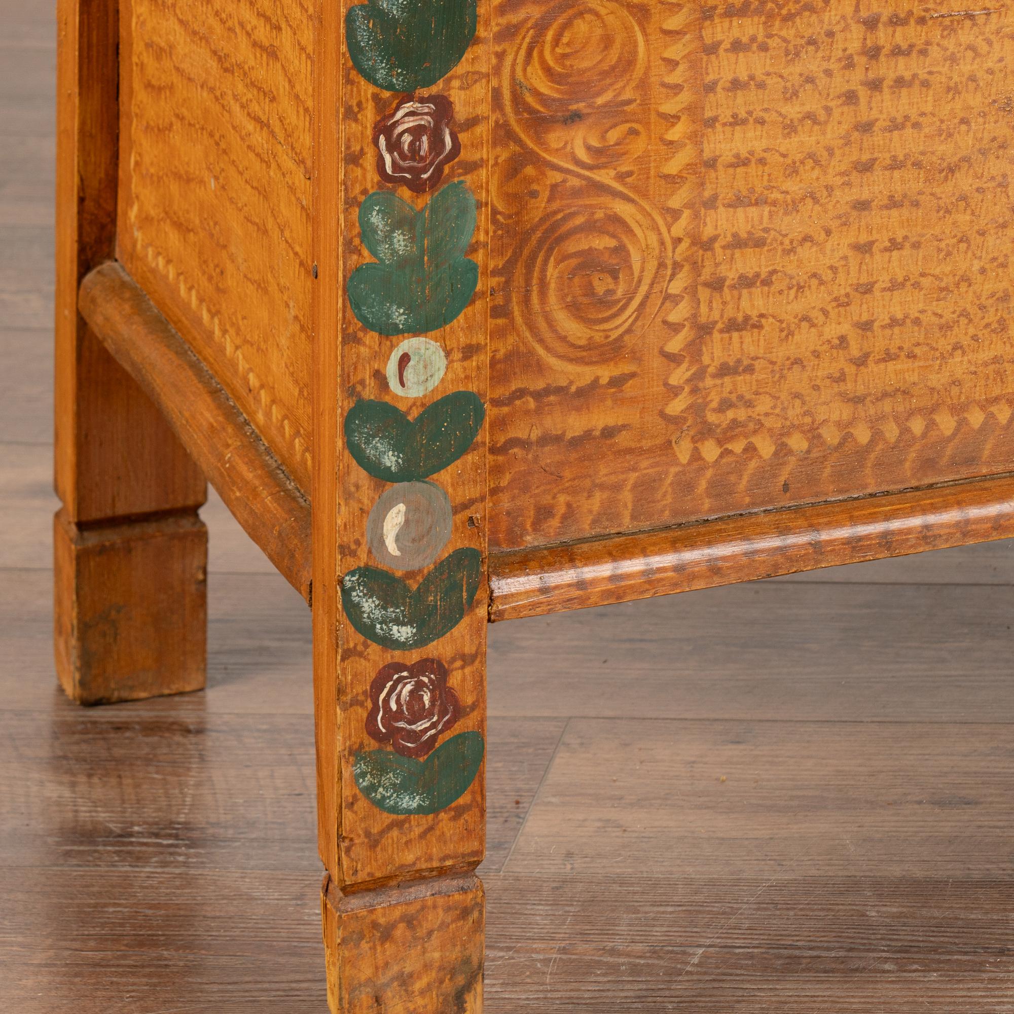 Banc original en pin peint à la main avec rangement, Hongrie circa 1920-40 en vente 4