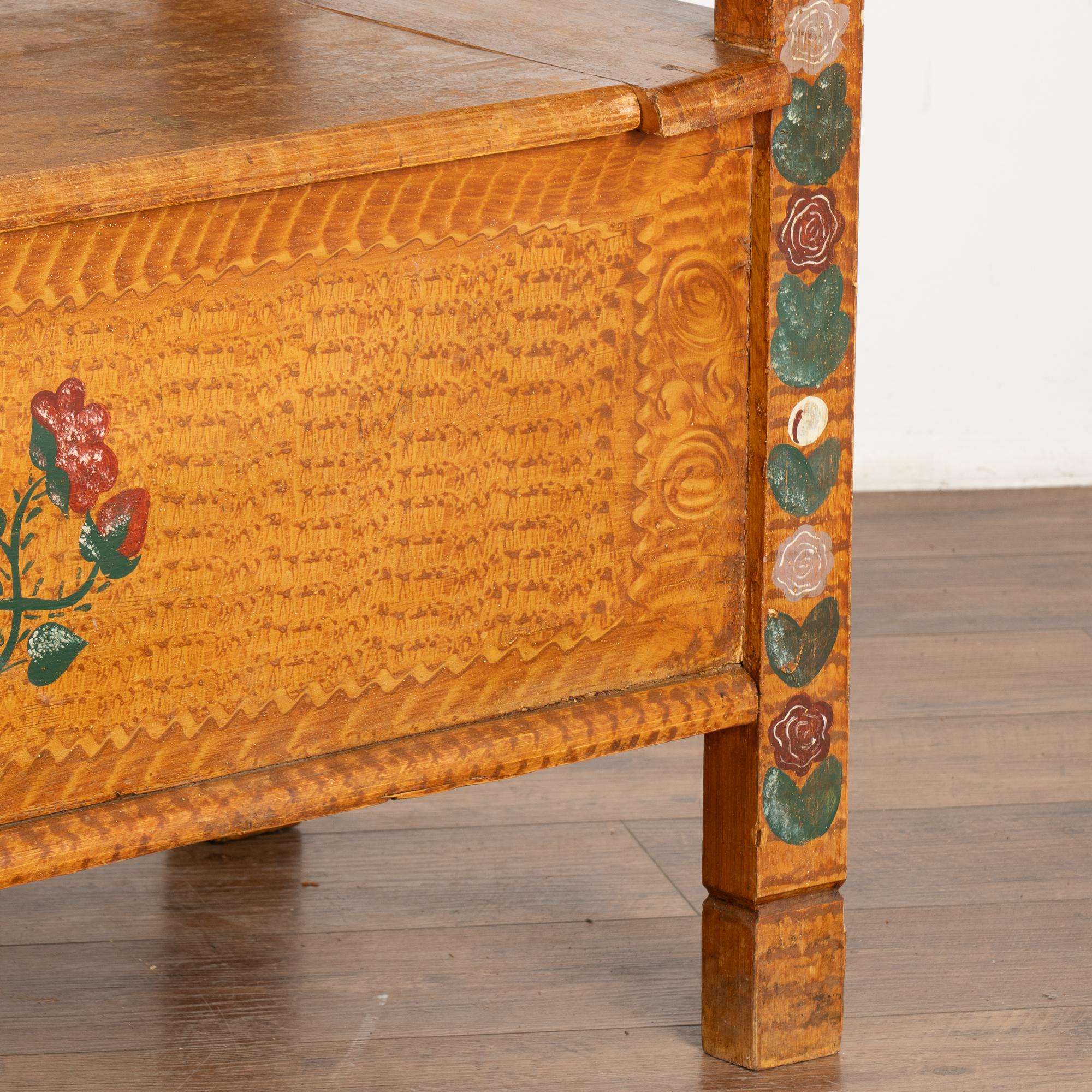 Banc original en pin peint à la main avec rangement, Hongrie circa 1920-40 en vente 5