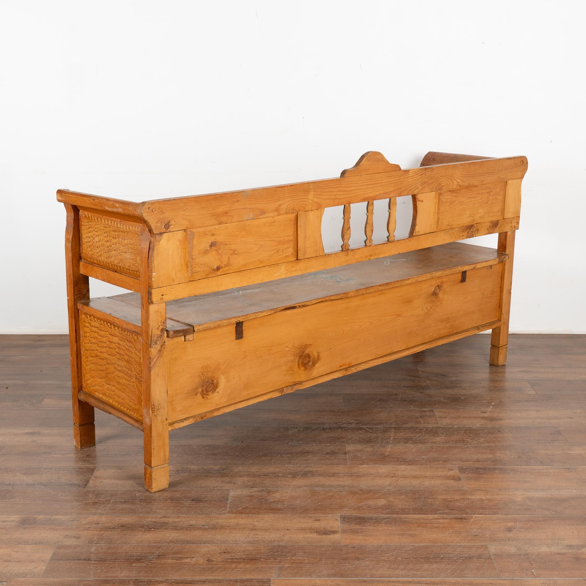 Banc original en pin peint à la main avec rangement, Hongrie circa 1920-40 en vente 6