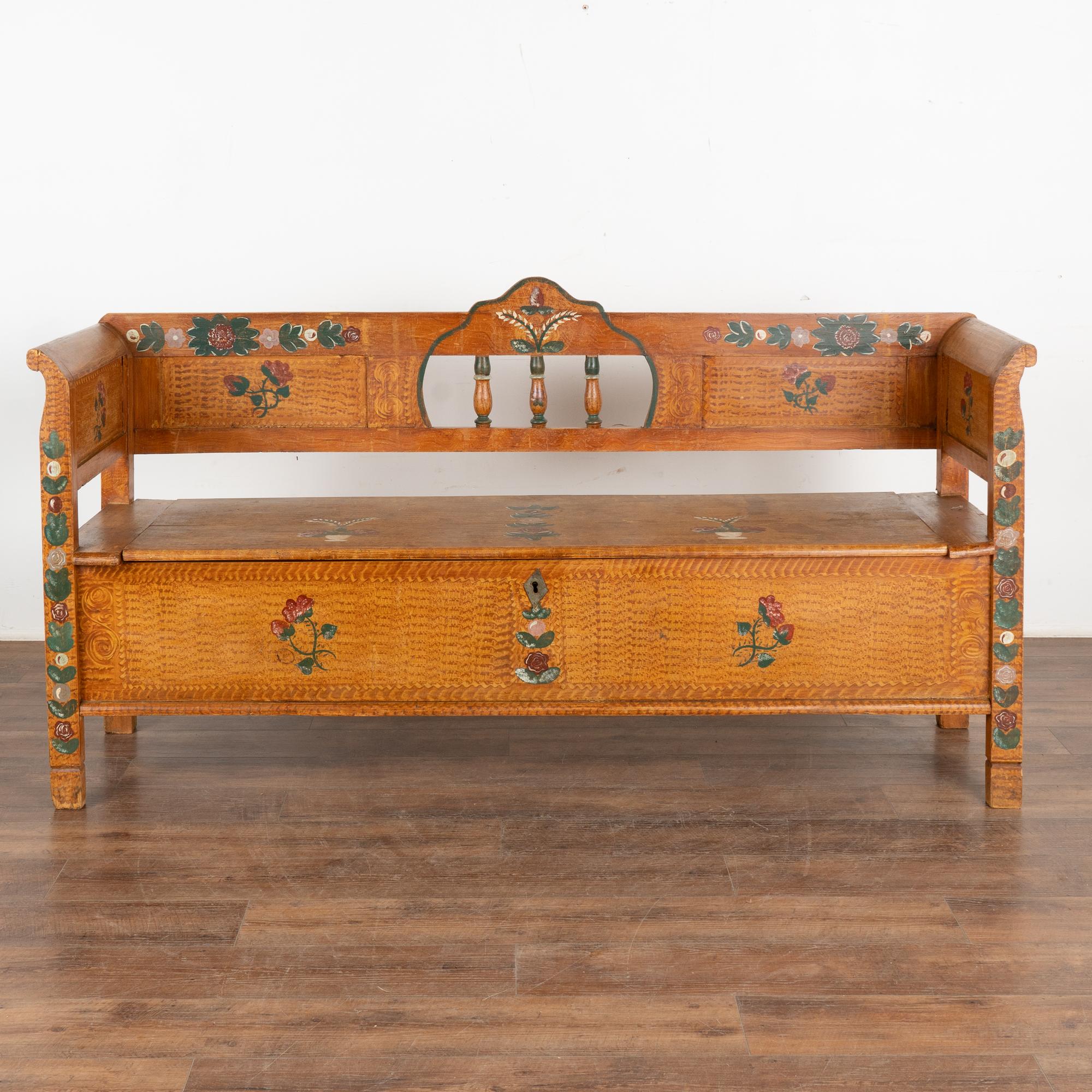 Hongrois Banc original en pin peint à la main avec rangement, Hongrie circa 1920-40 en vente