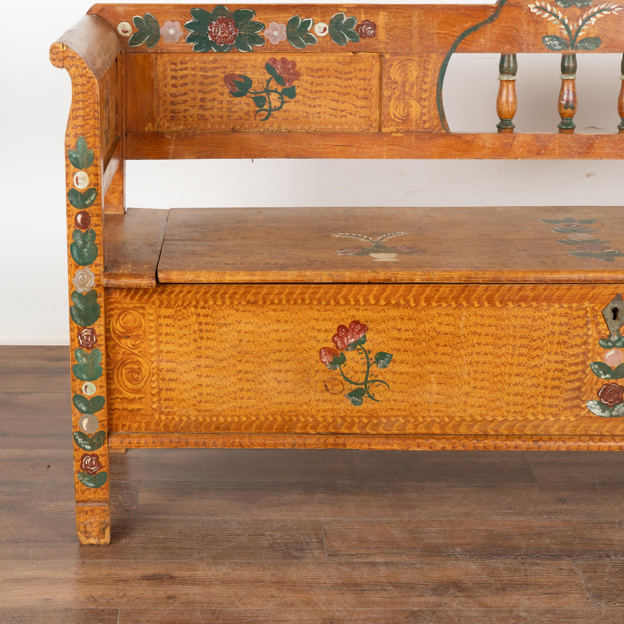 Banc original en pin peint à la main avec rangement, Hongrie circa 1920-40 Bon état - En vente à Round Top, TX