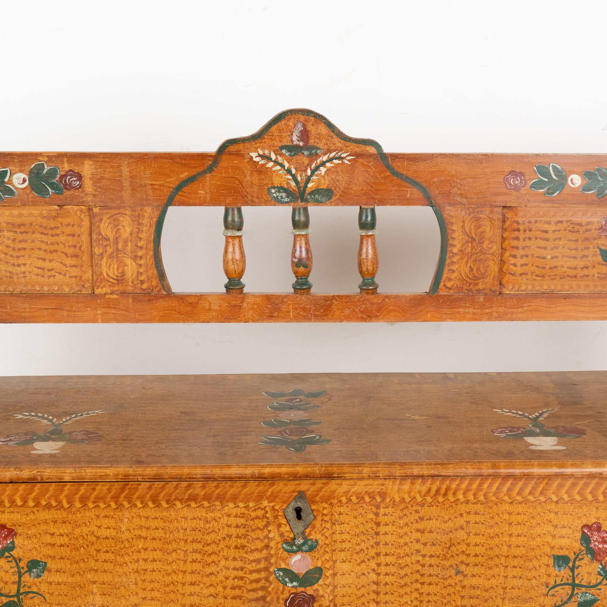 20ième siècle Banc original en pin peint à la main avec rangement, Hongrie circa 1920-40 en vente