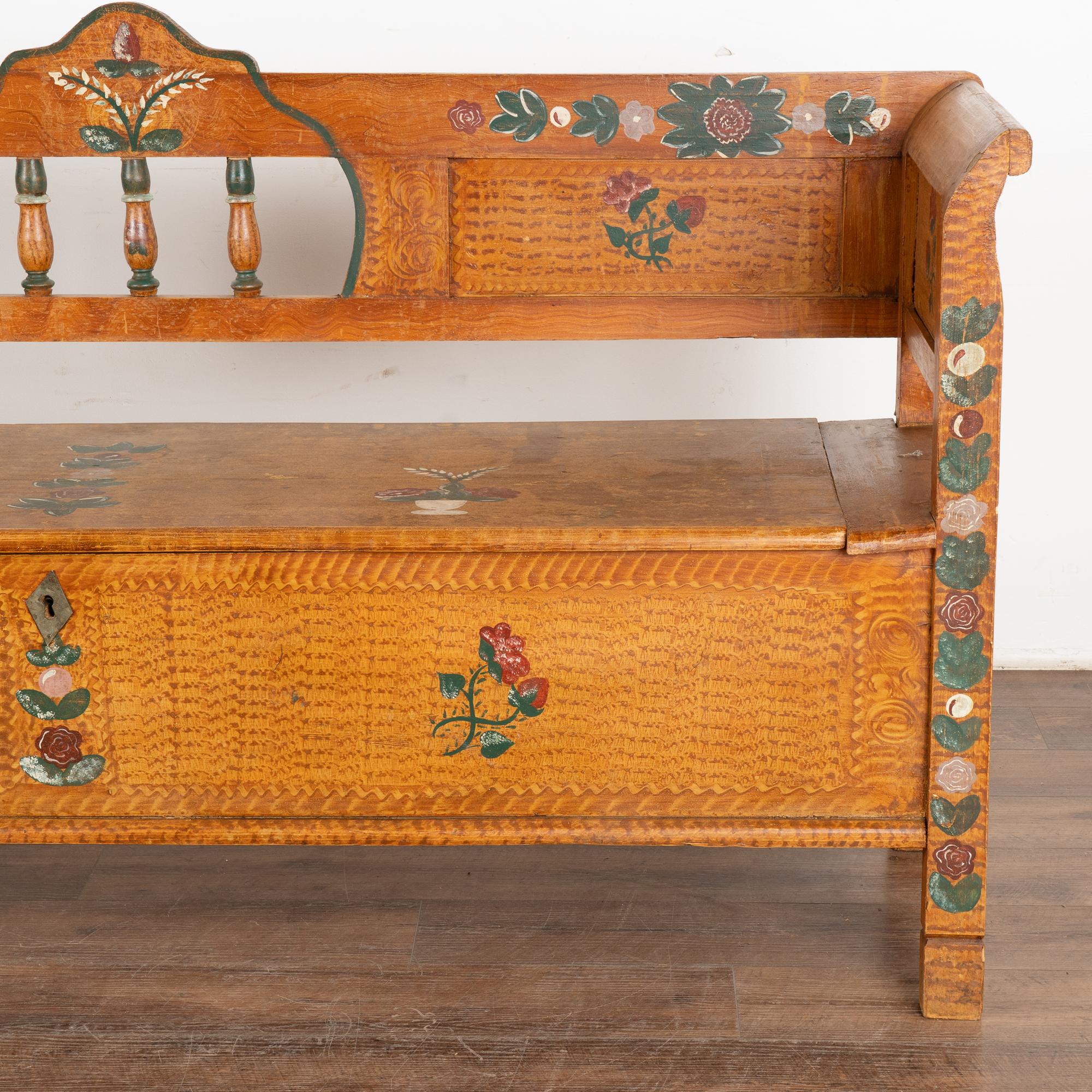 Banc original en pin peint à la main avec rangement, Hongrie circa 1920-40 en vente 1