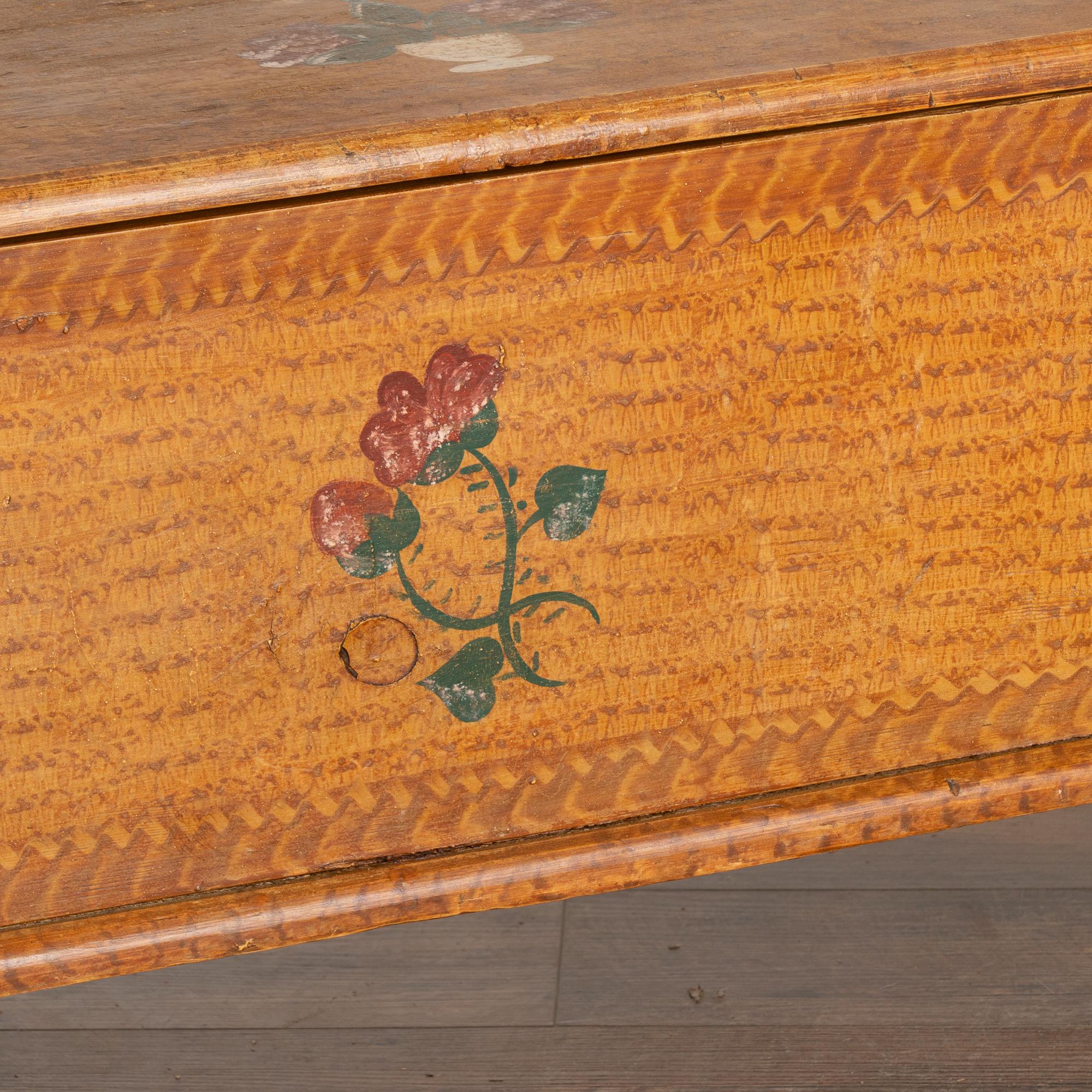 Banc original en pin peint à la main avec rangement, Hongrie circa 1920-40 en vente 2