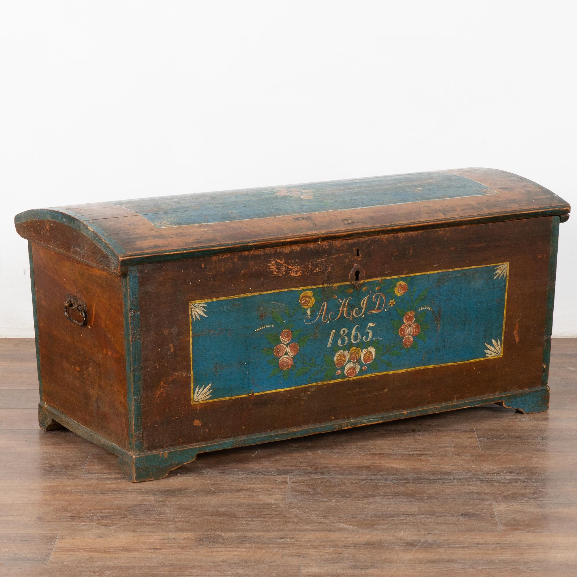 Questo baule originale dipinto è un ottimo esempio di artigianato svedese. Il piano a cupola e il monogramma dipinto a mano riflettono la sua eredità svedese. Datato 1865, è stato probabilmente realizzato come regalo di dote o di matrimonio.
