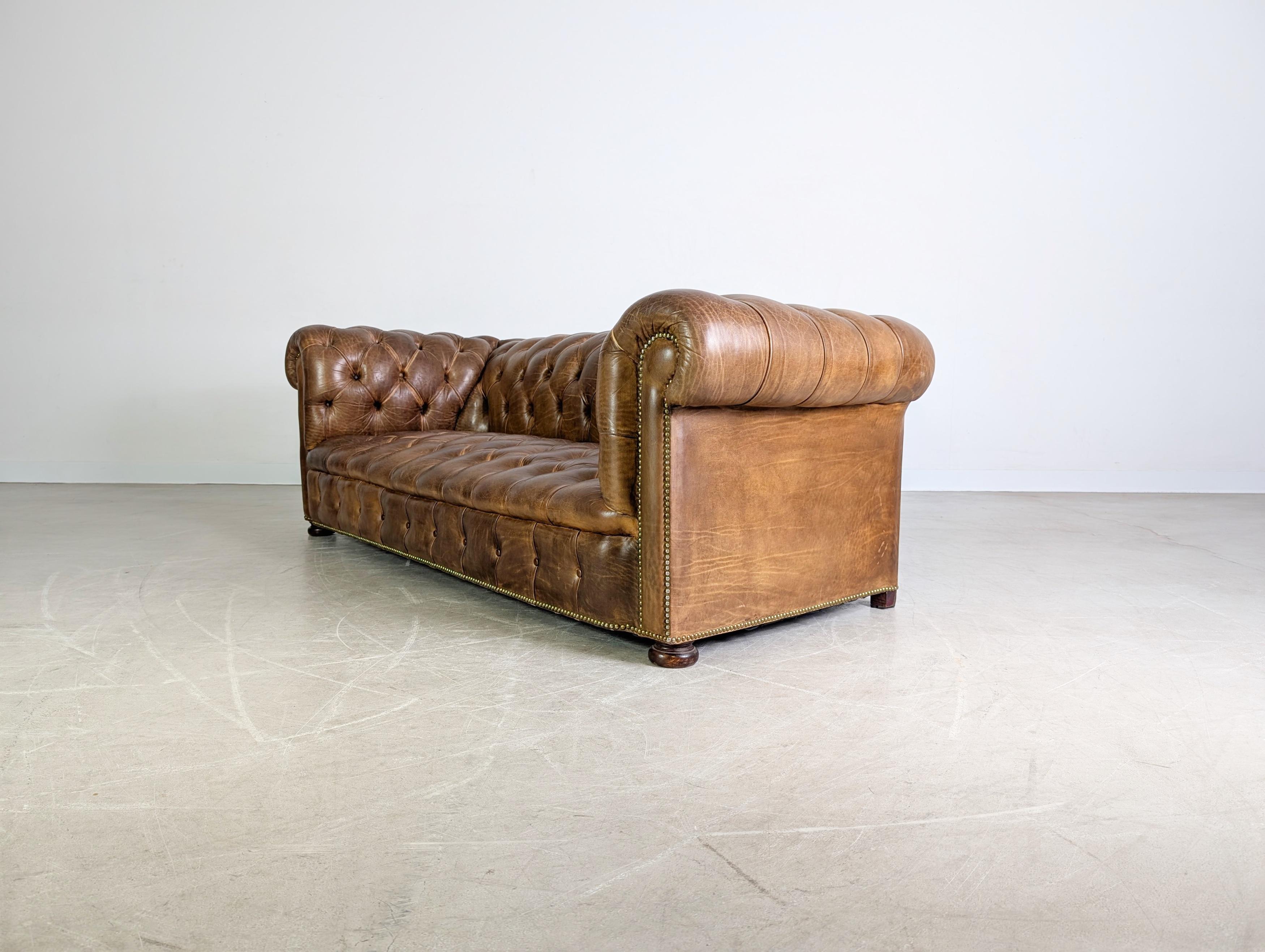 Wir bieten ein wunderschönes Vintage Maralunga Dreisitzer Sofa von Cassina zum Verkauf an. Das Design stammt vom renommierten italienischen Designer Vico Magistretti, erfreut sich bis heute großer Beliebtheit und gilt als wahrer Designklassiker. Bei