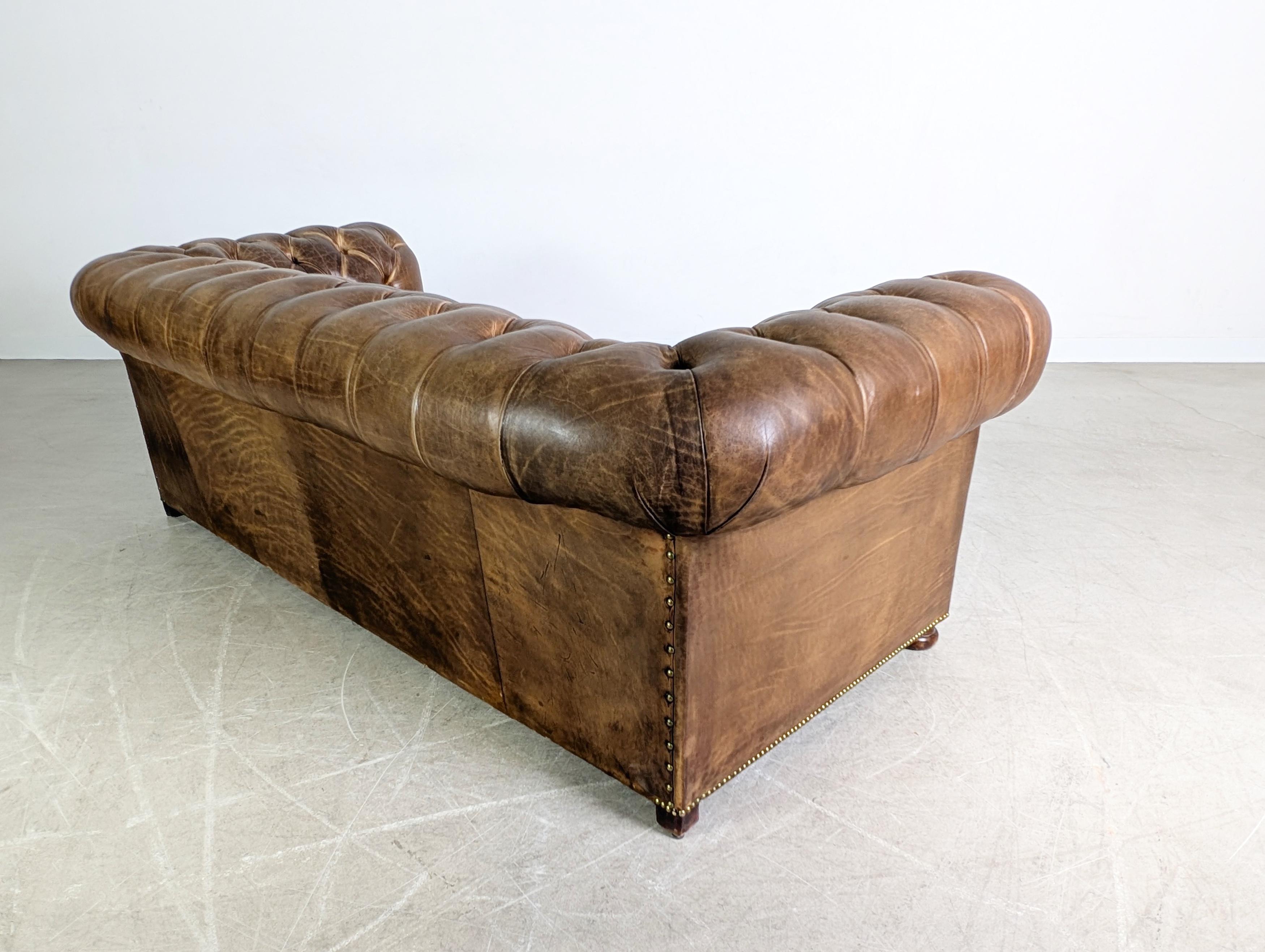 Original handgefertigtes Chesterfield Sofa England 1920 Leder Antik (Italienisch) im Angebot