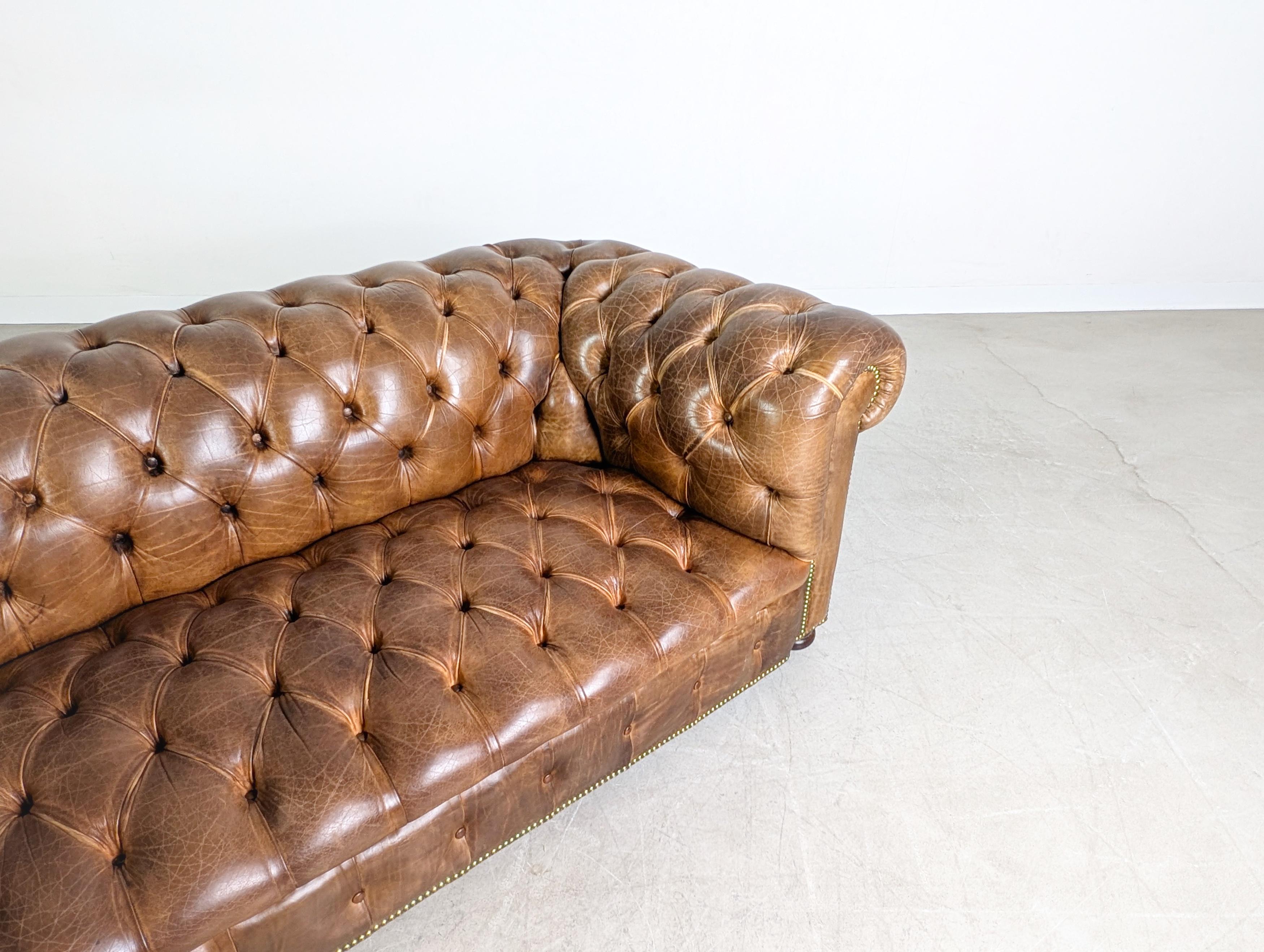 Original handgefertigtes Chesterfield Sofa England 1920 Leder Antik im Zustand „Gut“ im Angebot in Berlin, DE