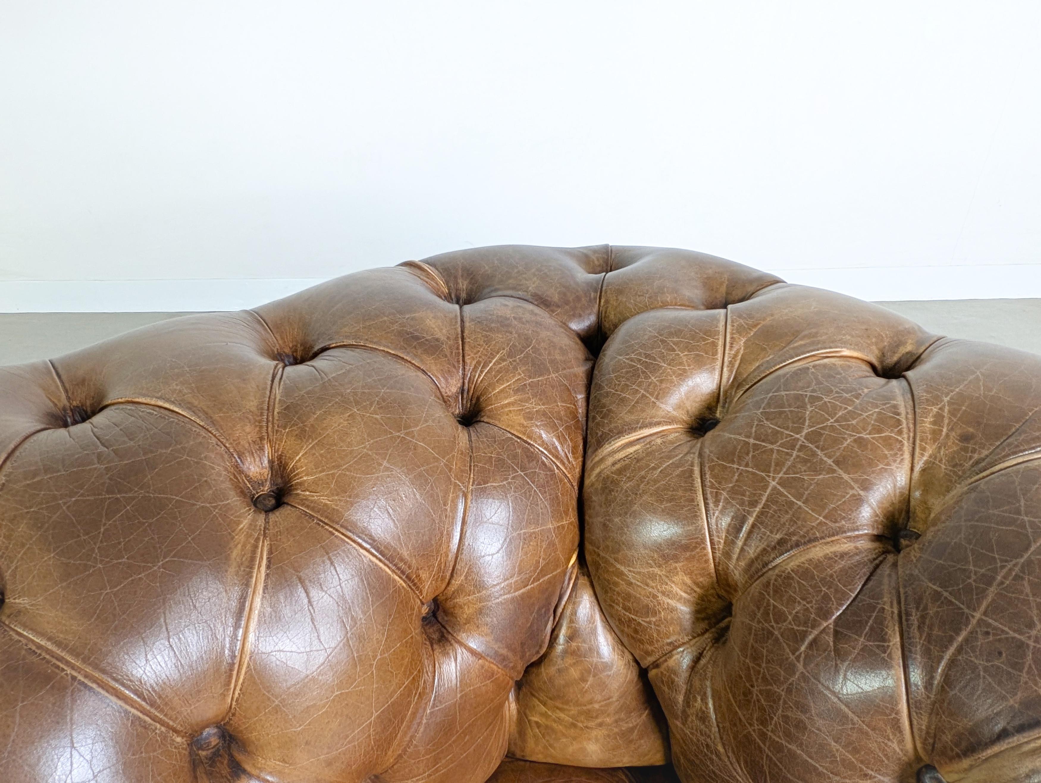 Original handgefertigtes Chesterfield Sofa England 1920 Leder Antik (Ende des 20. Jahrhunderts) im Angebot