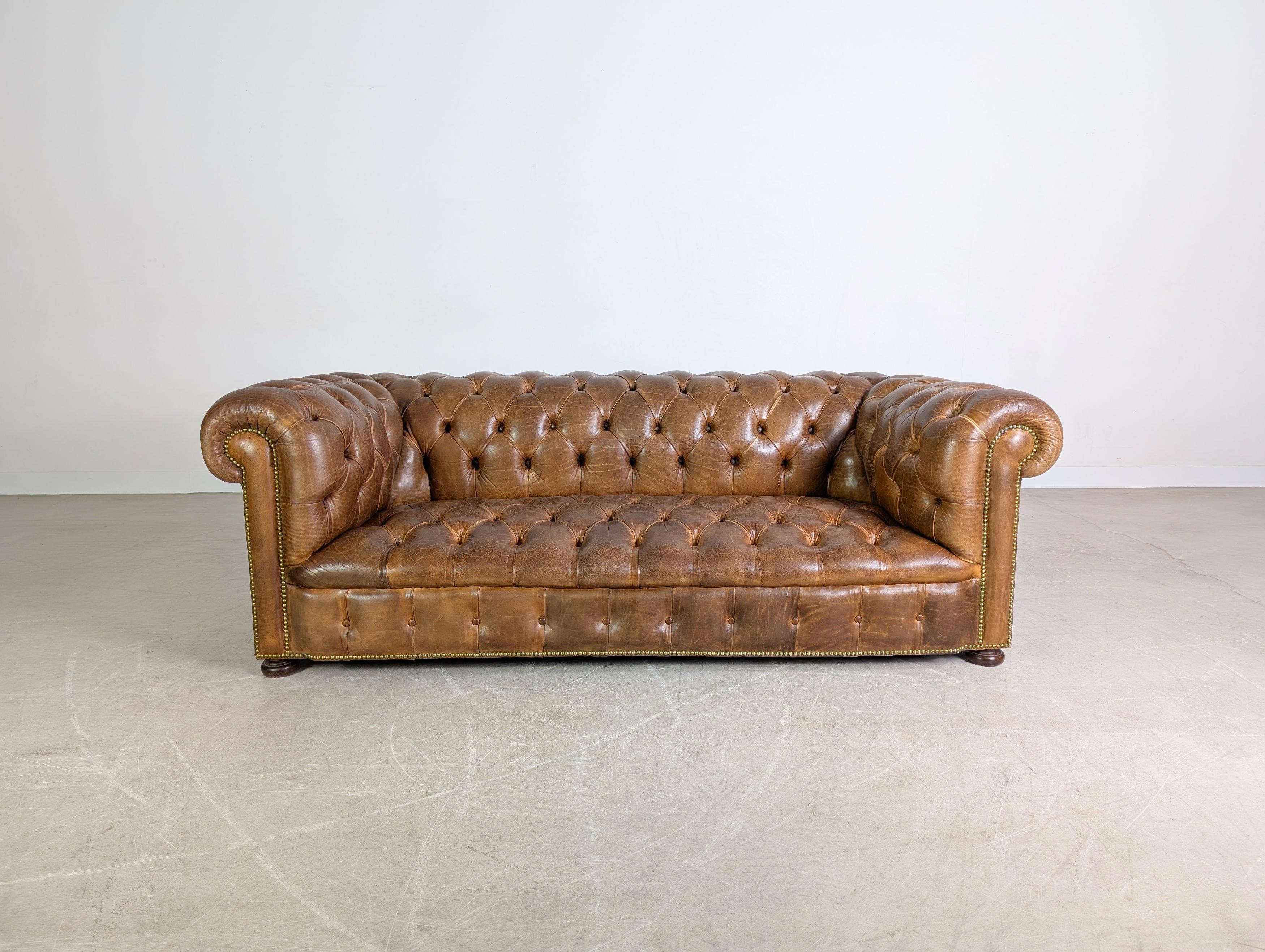 Original handgefertigtes Chesterfield Sofa England 1920 Leder Antik im Angebot 1