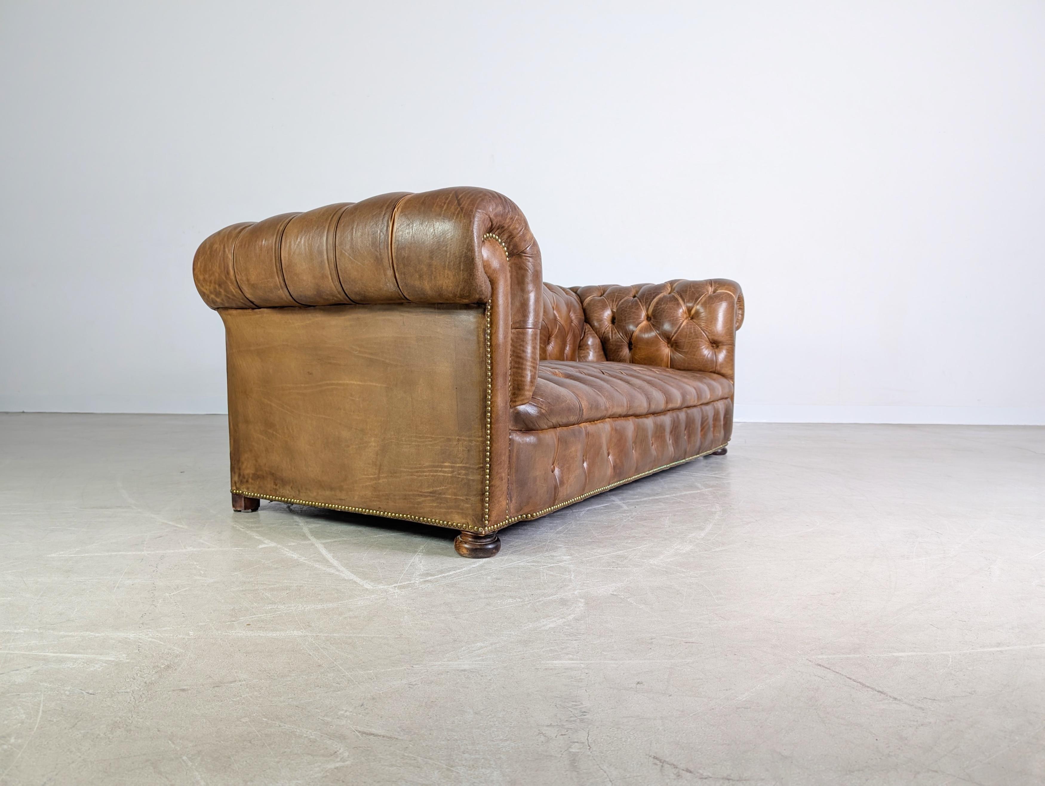 Original handgefertigtes Chesterfield Sofa England 1920 Leder Antik im Angebot 3