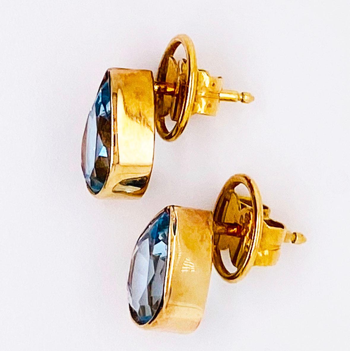 Handgefertigte Blautopas-Ohrstecker aus Gelbgold mit handgefertigten Bezellen (Tropfenschliff)