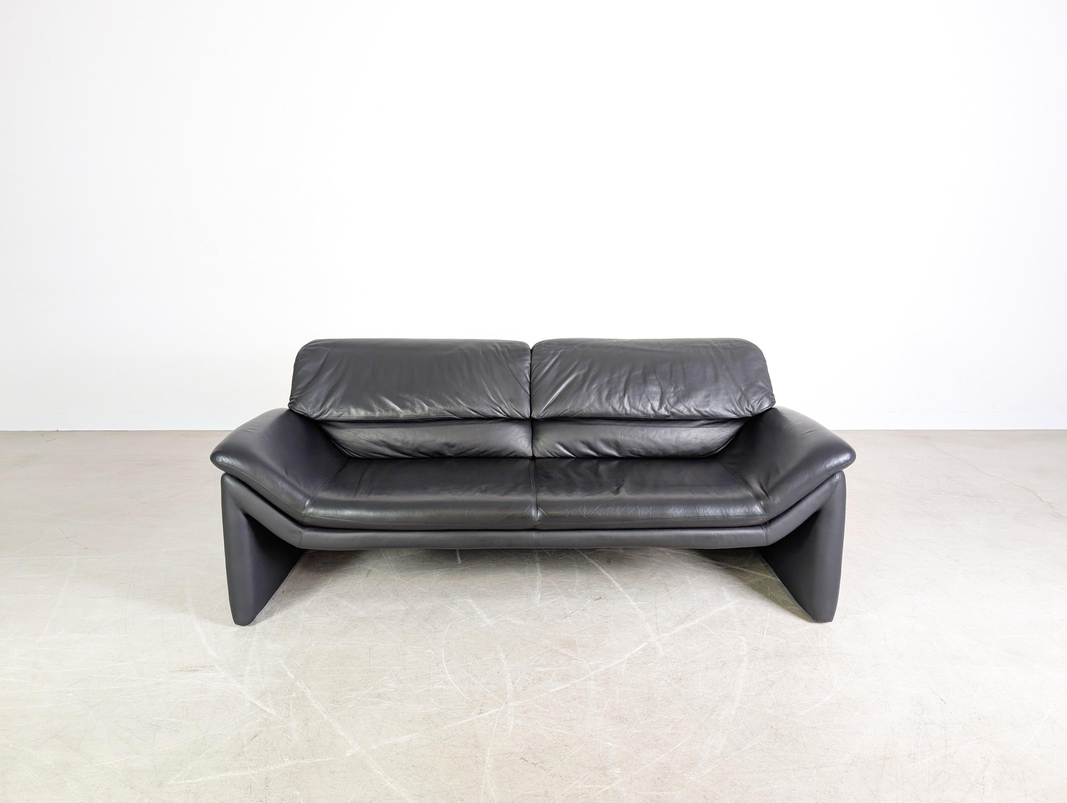 Wir bieten einen wunderschönen Zweisitzer vom Schweitzer Qualitätshersteller de Sede zum Verkauf an. Der Entwurf stammt von Hans Kaufeld und gilt bis heute als wahrer Designklassiker.

Zustand: Sehr guter, nahezu neuwertiger Zustand mit kaum