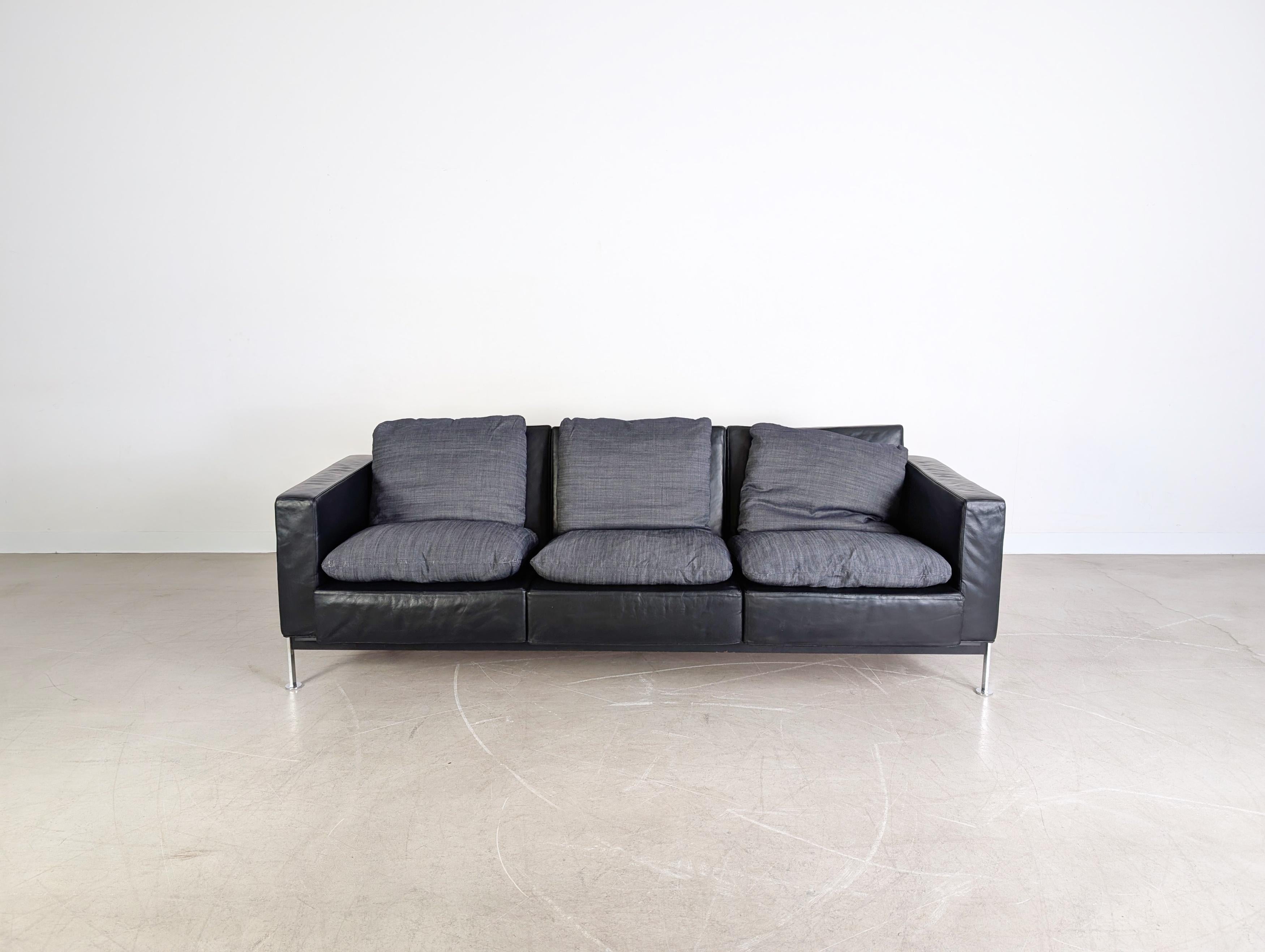 Wir bieten ein wunderschönes und äußerst seltenes Dreisitzersofa von Hans Kaufeld aus den 1960er Jahren zum Verkauf an. Das Design (Modell: RH 302) stammt von Robert Haussmann und wurde in den frühen Produktionsphasen von Hans Kaufeld und später vom