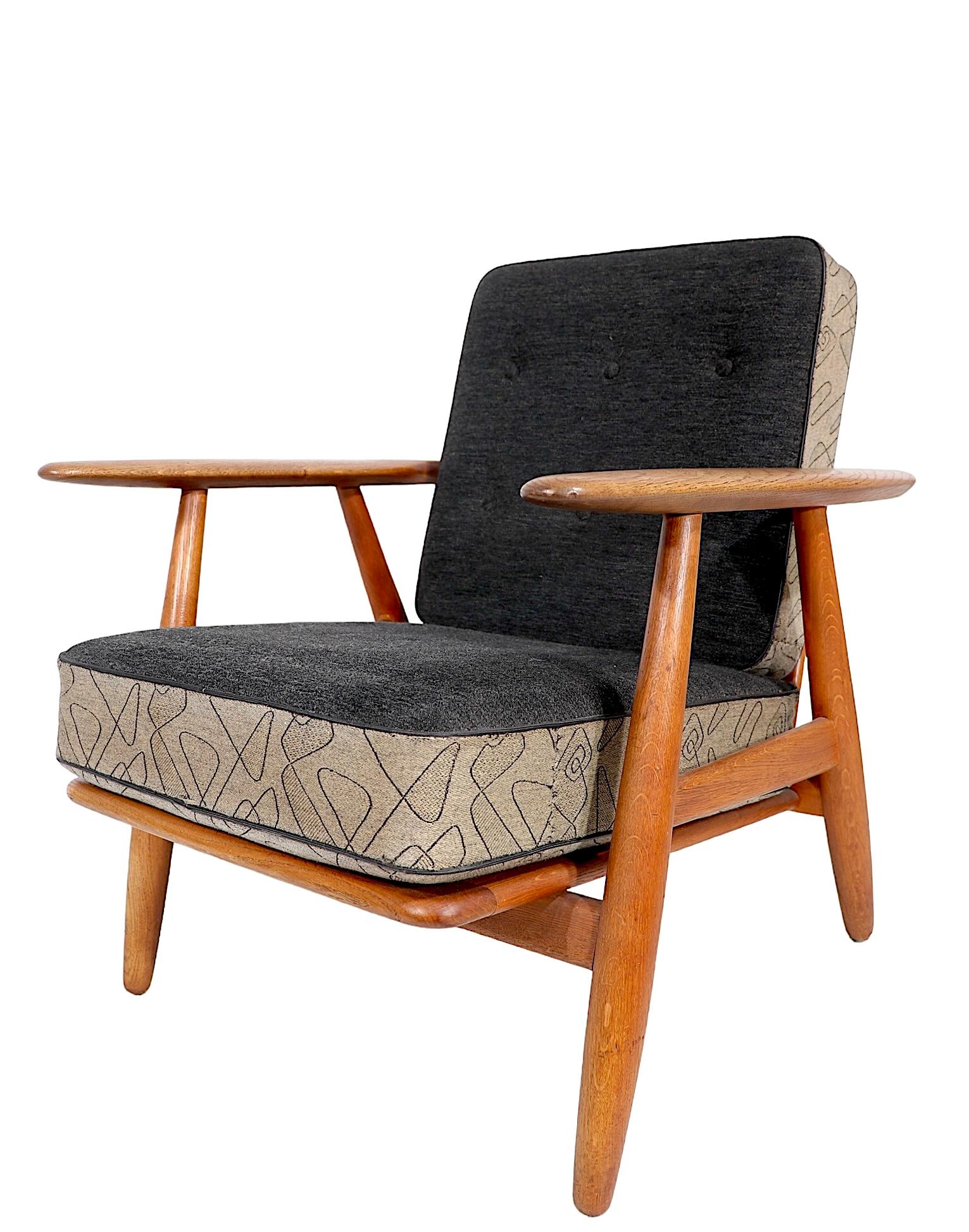 Questa classica poltrona da salotto danese del Mid Century Modern, nota come The Cigar Chair, è stata disegnata da Hans Wegner per GETAMA.  Questo esemplare è stato prodotto in Danimarca, negli anni '50 circa.  conserva il suo rivestimento originale