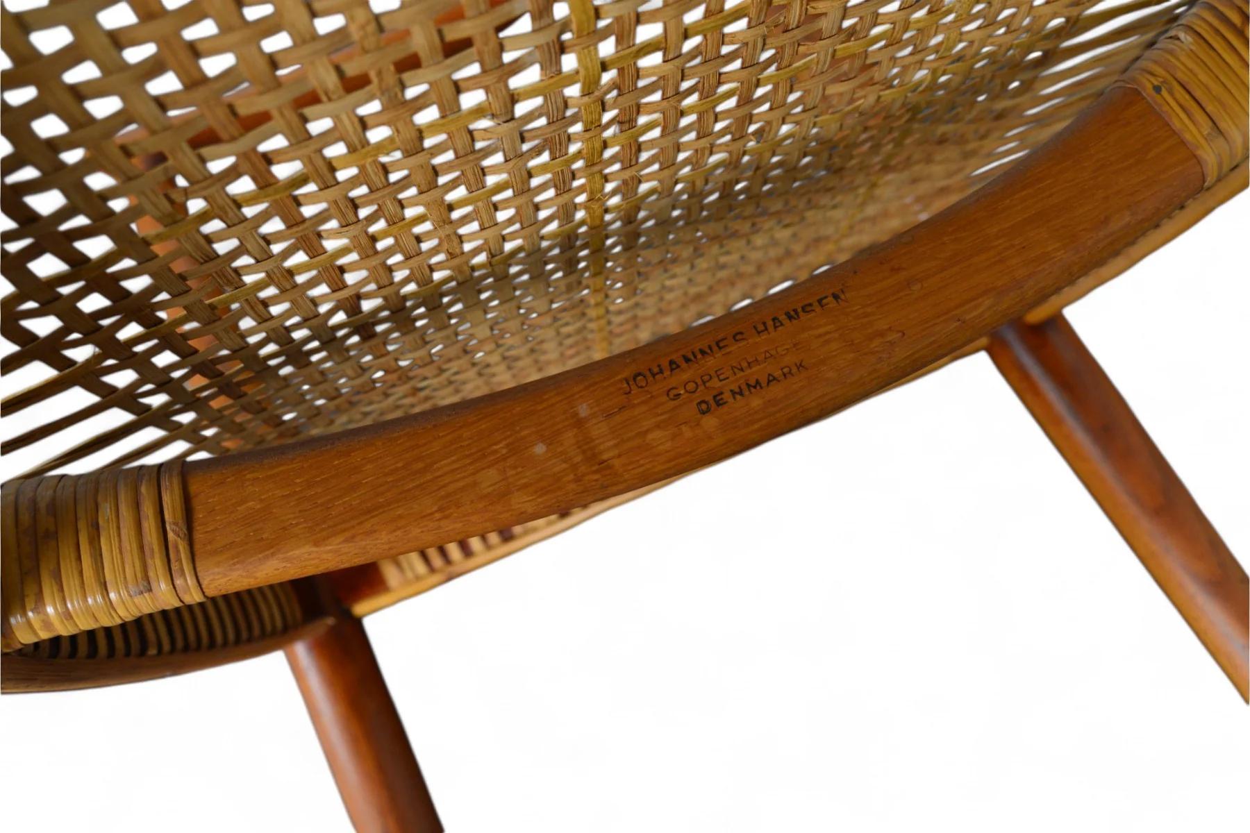 Origine: Danimarca
Designer: Hans Wegner
Produttore: Johannes Hansen
Epoca: 1949
Materiali: Teak, Canna
Misure: 24,5
