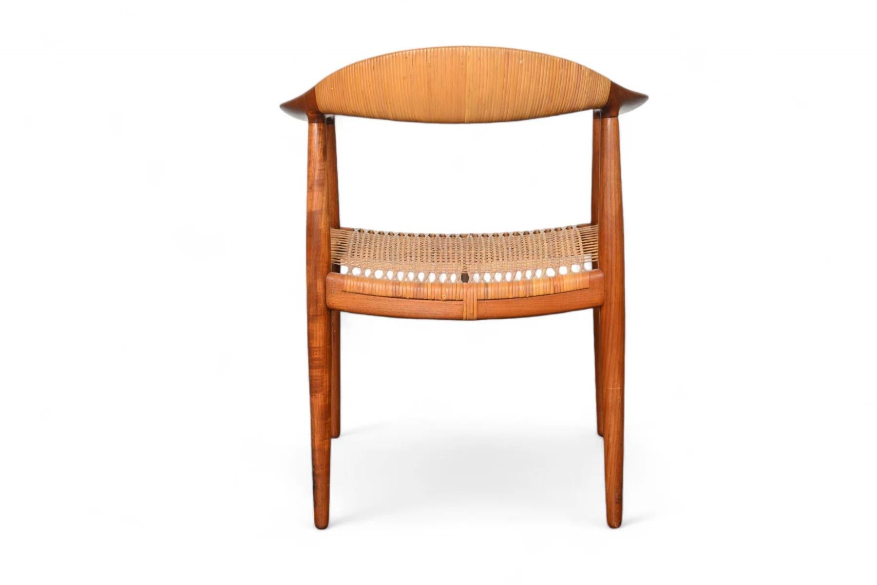 XX secolo Sedia rotonda originale Hans Wegner Jh-501 in Teak + Cane in vendita