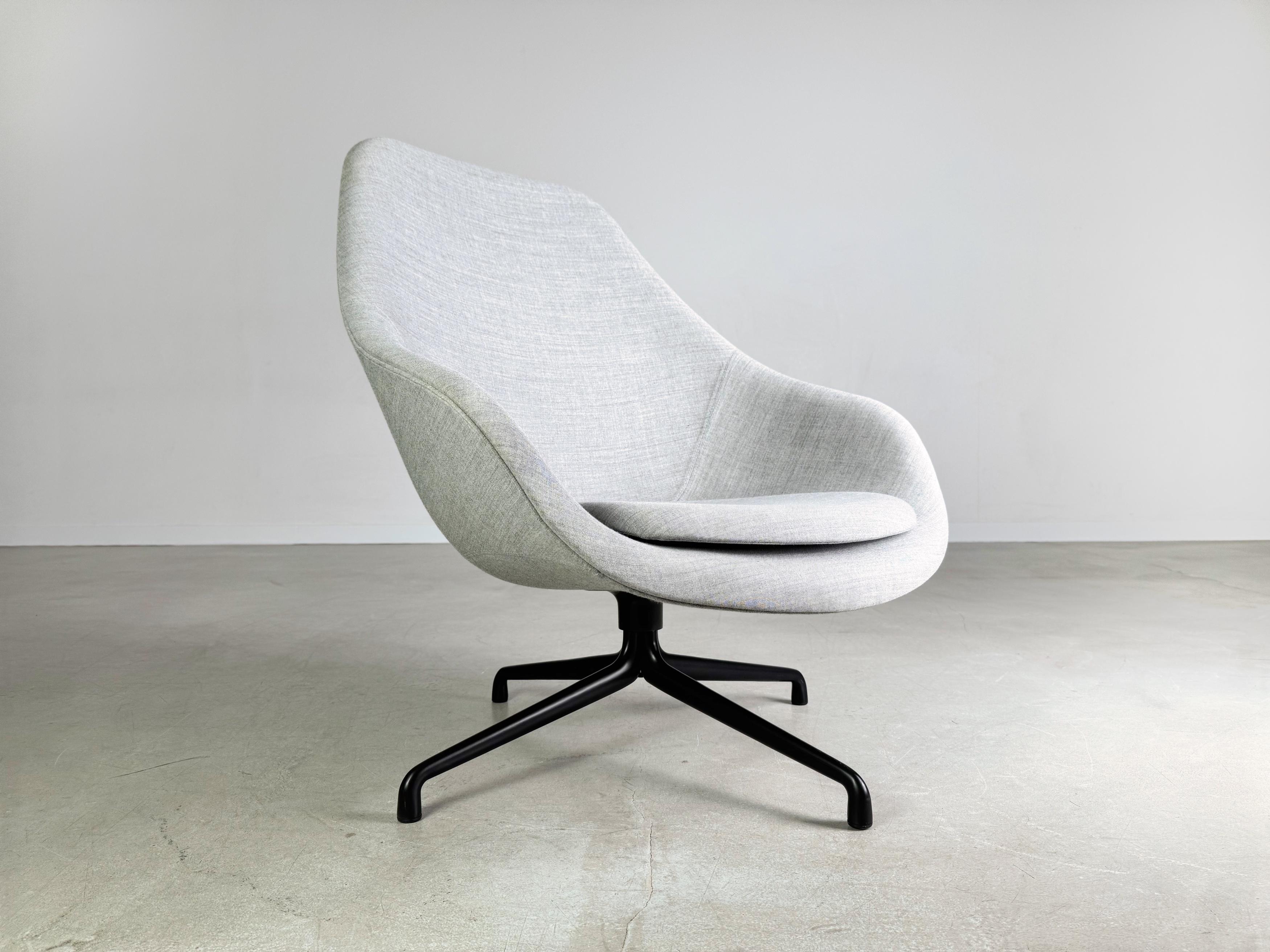 Wir bieten einen wunderschönen About A Lounge Chair 91 Sessel (AAL 91) von HAY zum Verkauf an. Le design est l'œuvre de Hee Welling et se distingue par son élégance zélée et son grand confort d'assise. Hee Welling est connu pour ses compositions