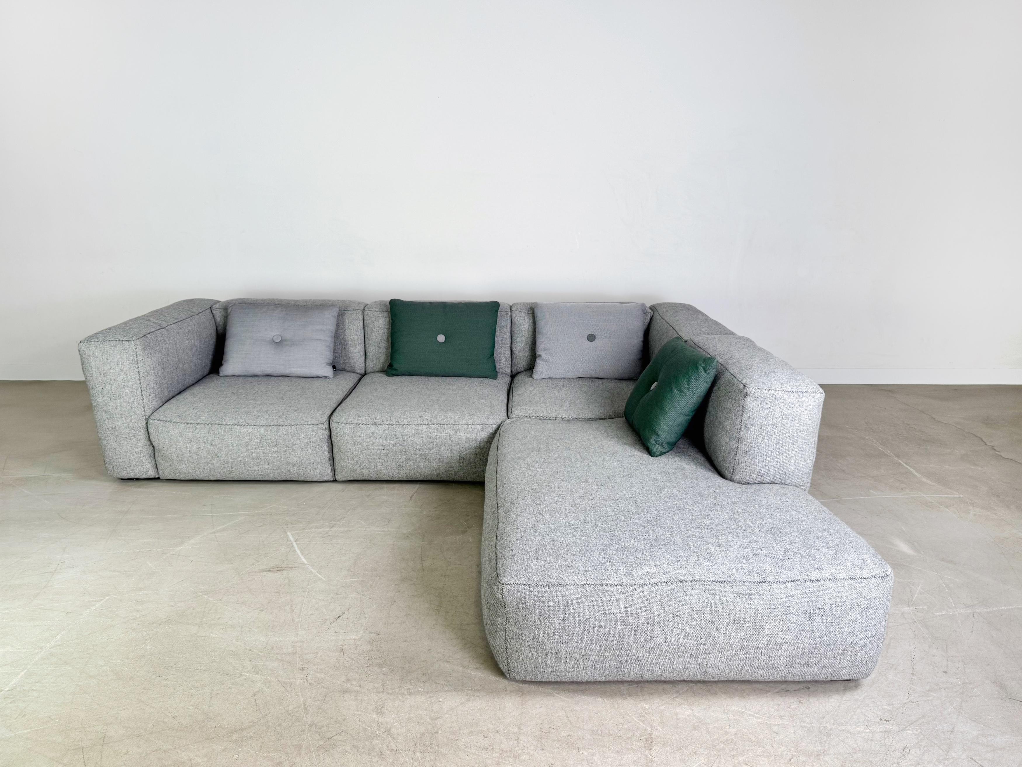 Wir bieten ein wunderschönes Mags Soft Ecksofa vom dänischen Hersteller HAY in grau zum Verkauf an. Le canapé se compose de trois éléments d'assise et d'un long module de chaise. Des Weiteren sind vier original HAY Kissen mit im Lieferumfang