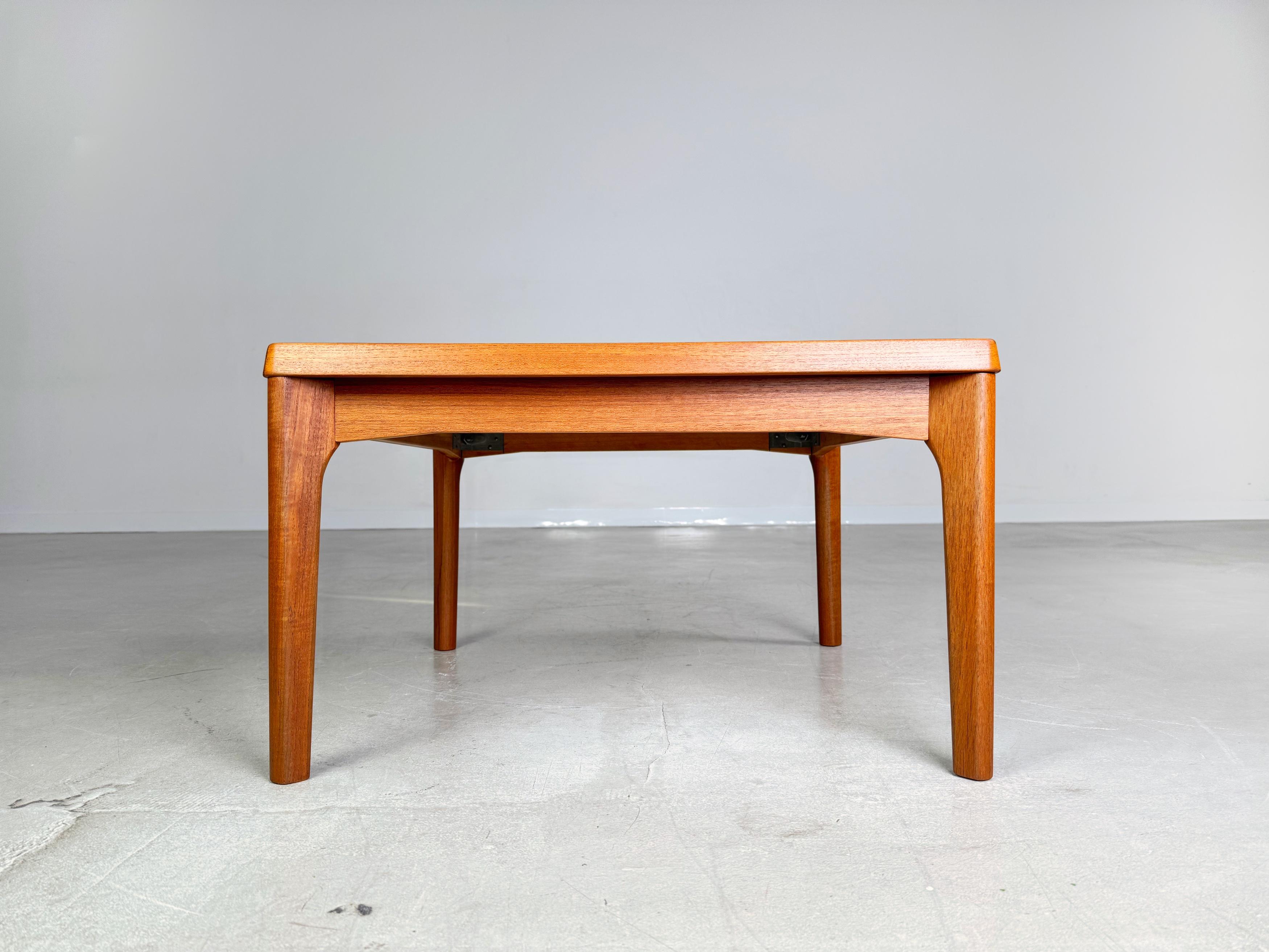 Ponemos a tu disposición un precioso sofá cama de Velje Stolefabrik de los años 60. El diseño procede de Henning Kjaernulf y se caracteriza por su forma elegante y su gran estabilidad en el típico estilo escandinavo.

Estado: Muy buen estado,