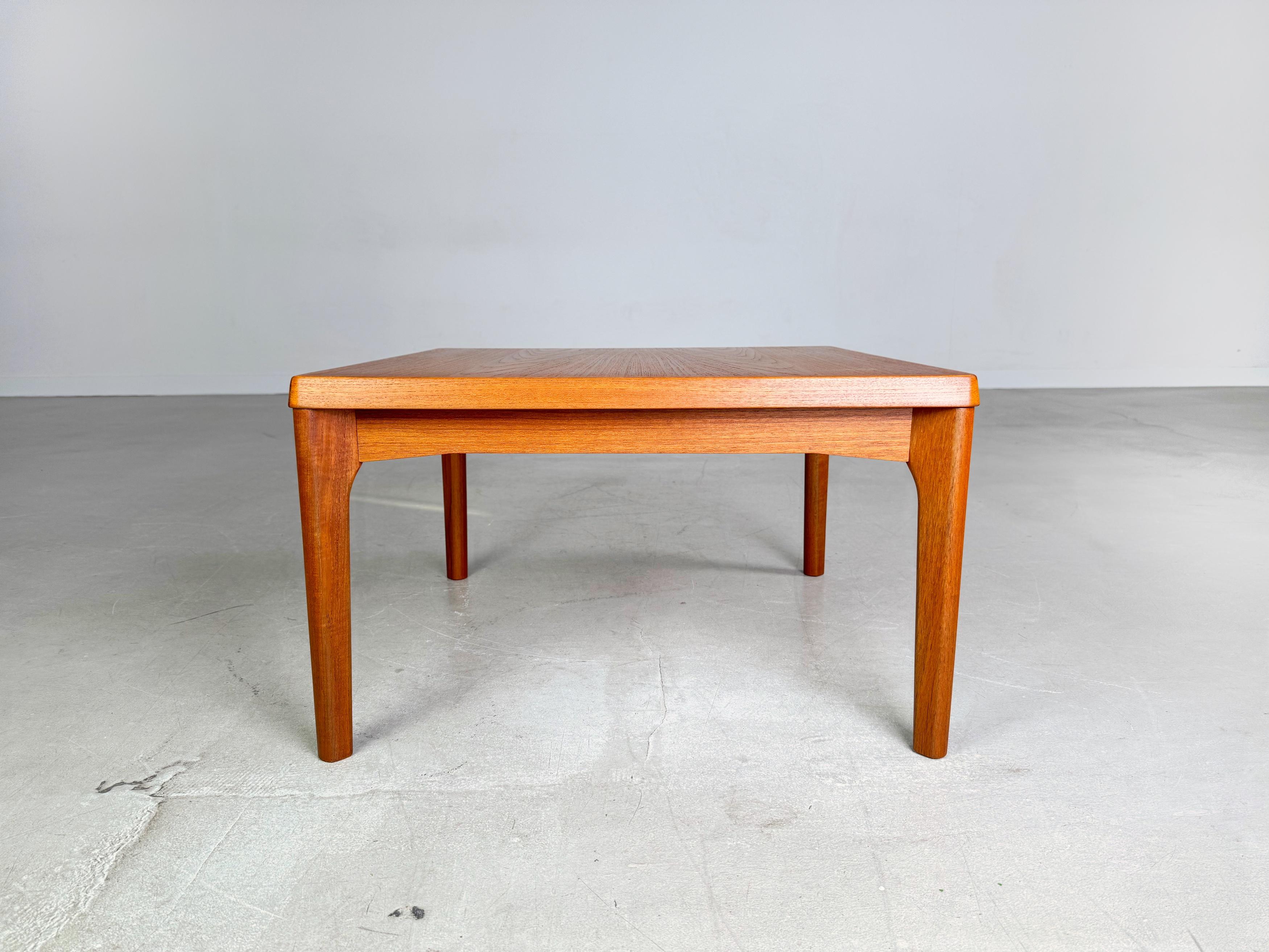 Original Henning Kjaernulf Couchtisch de mediados de siglo Velje Stolefabrik Teca Moderno de mediados de siglo en venta