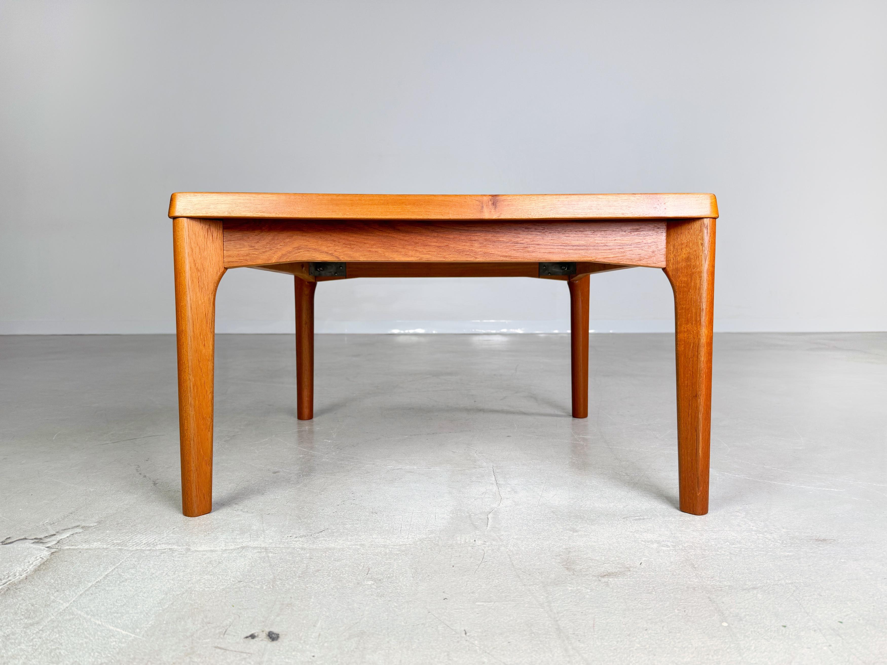 Original Henning Kjaernulf Couchtisch de mediados de siglo Velje Stolefabrik Teca en Bueno estado para la venta en Berlin, DE