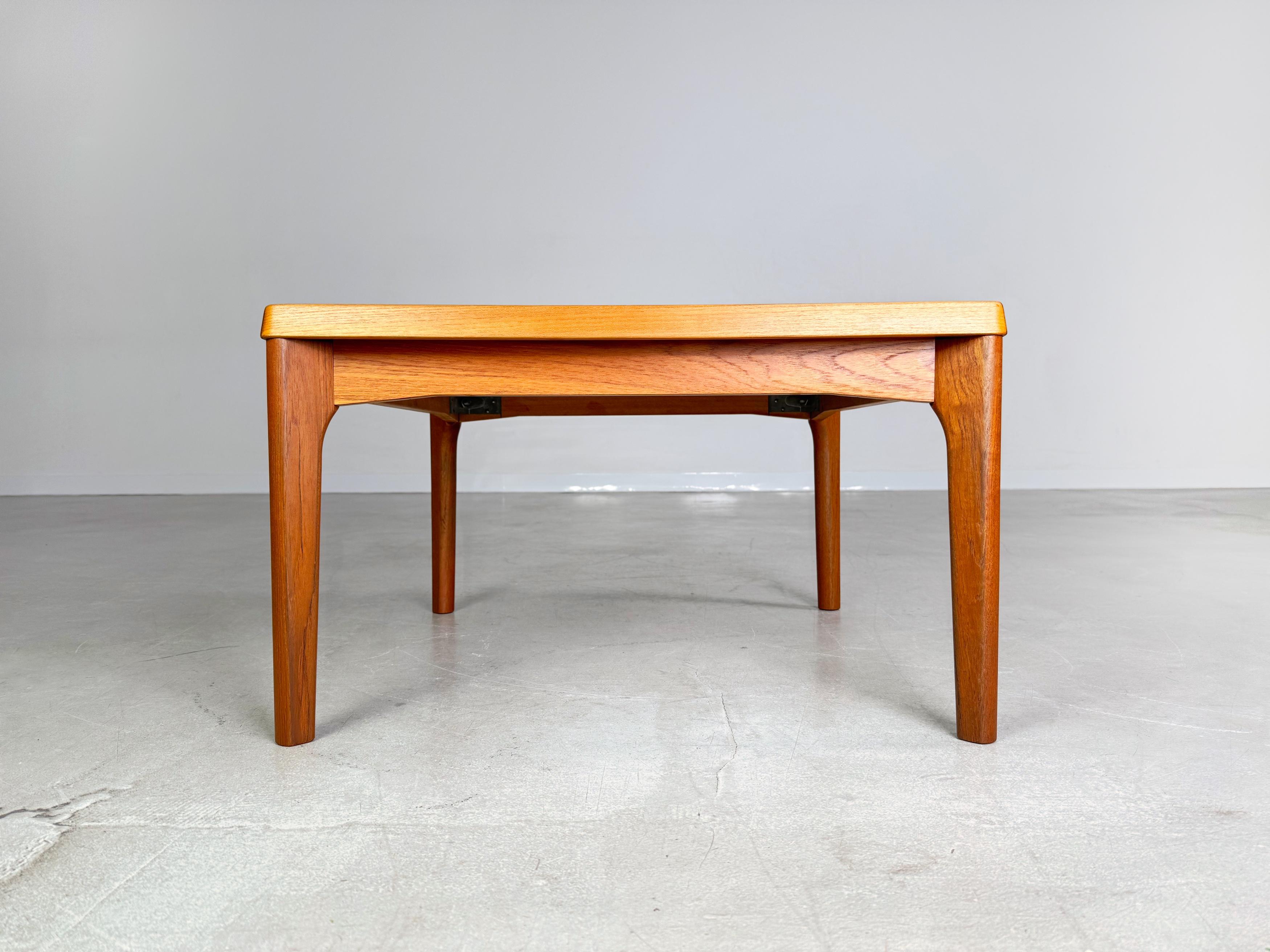 Original Henning Kjaernulf Couchtisch de mediados de siglo Velje Stolefabrik Teca en venta 1