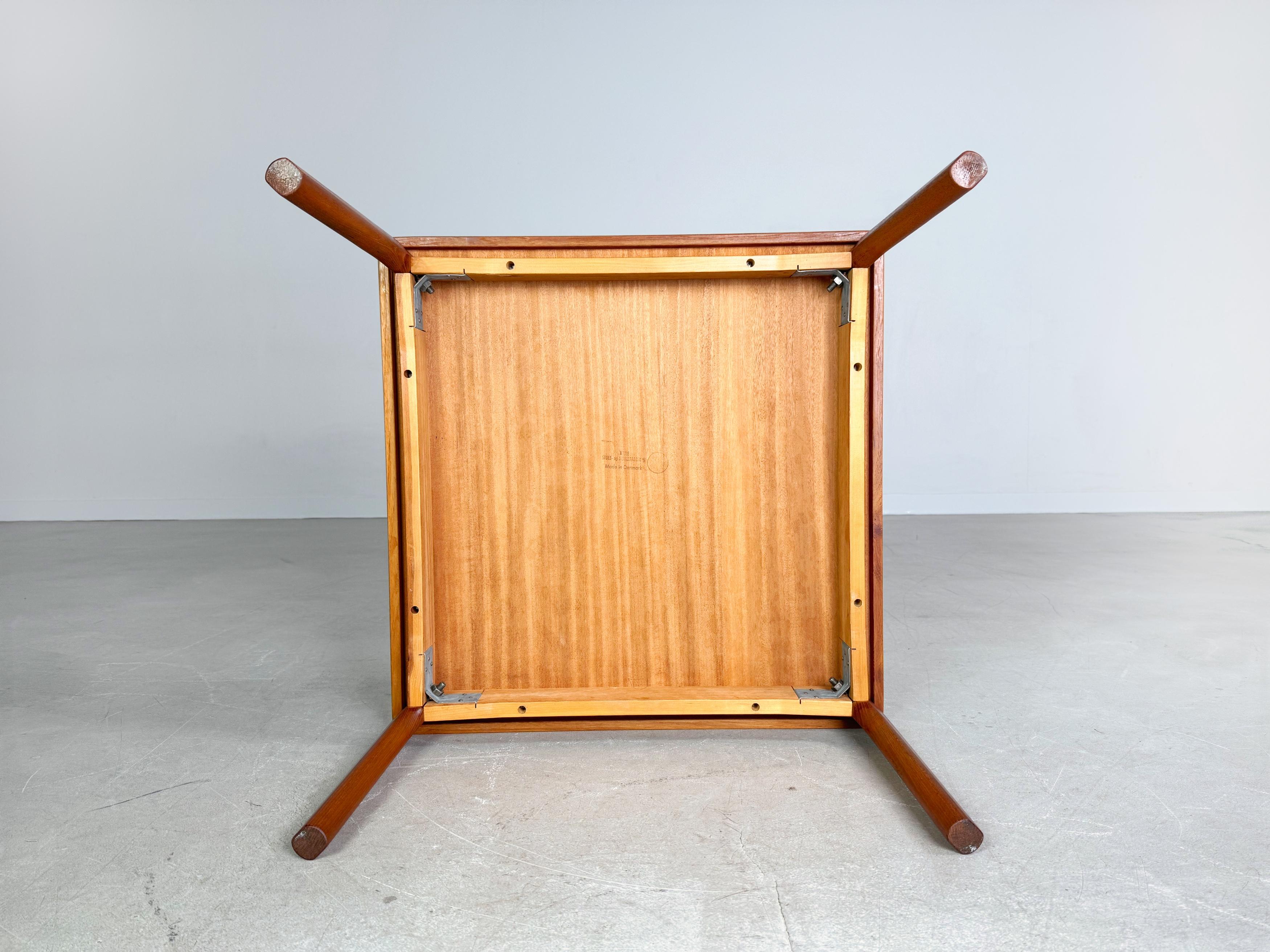Original Henning Kjaernulf Couchtisch de mediados de siglo Velje Stolefabrik Teca en venta 2