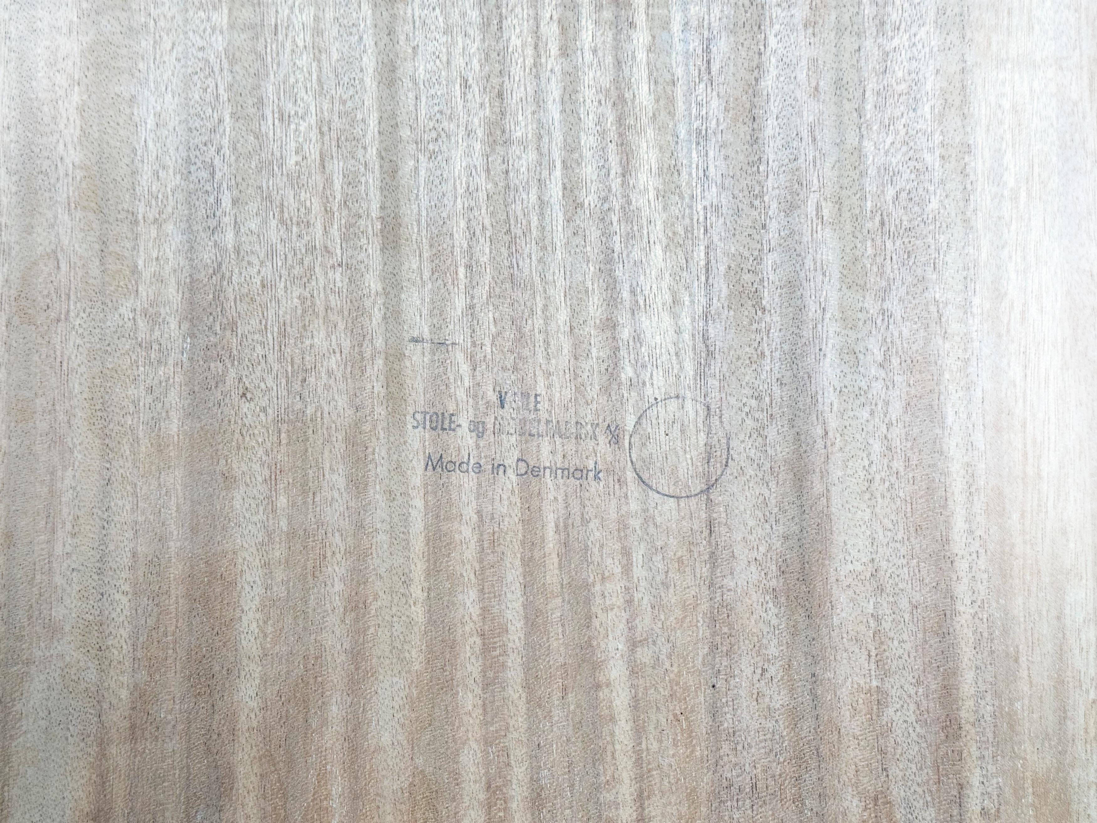 Original Henning Kjaernulf Couchtisch de mediados de siglo Velje Stolefabrik Teca en venta 3
