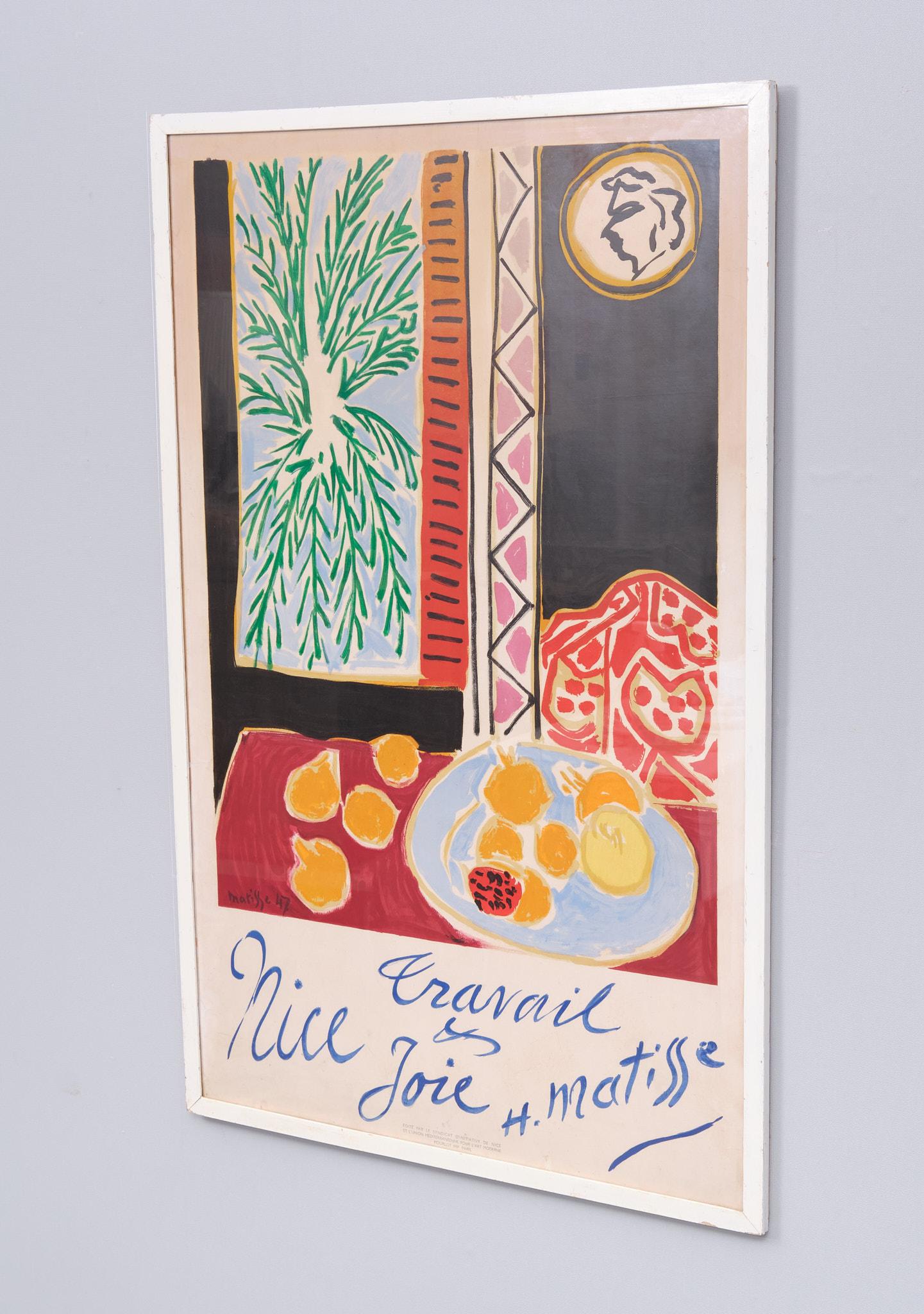 Nice Travail et Joie est une affiche de voyage française de 1947 réalisée par l'artiste Henri Matisse. Cette affiche de voyage a été créée exclusivement pour la ville de Nice, où Matisse s'est installé vers la fin de sa vie. L'affiche s'intitule 