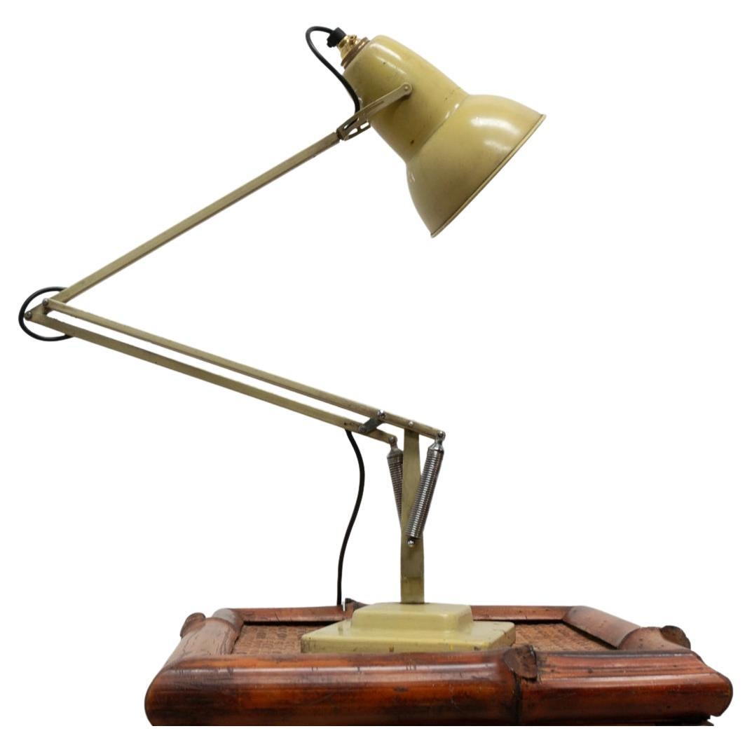 Frühe 1938 Herbert Terry Anglepoise Lampe (Modell 1227) in ausgezeichnetem originalen Vintage-Zustand mit dem Vorteil der neuen Verdrahtung mit schwarzem Kabel flex der Lampe eatures eine solide dreistufige solide schwere Basis.
- Die Gabel ist in
