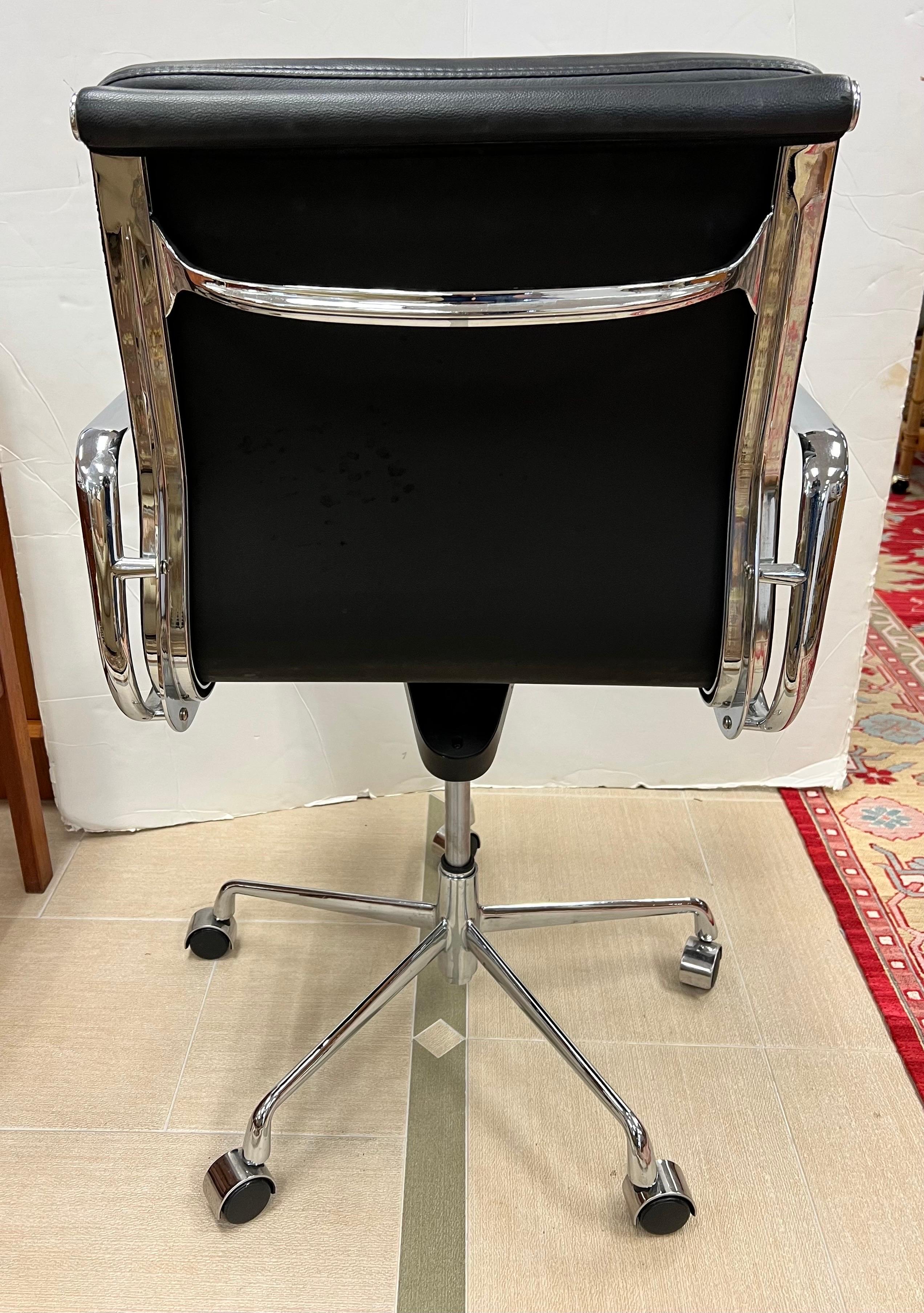 Original Herman Miller Black Leather Soft Pad Executive Office Chair Eames In Good Condition In West Hartford, CT