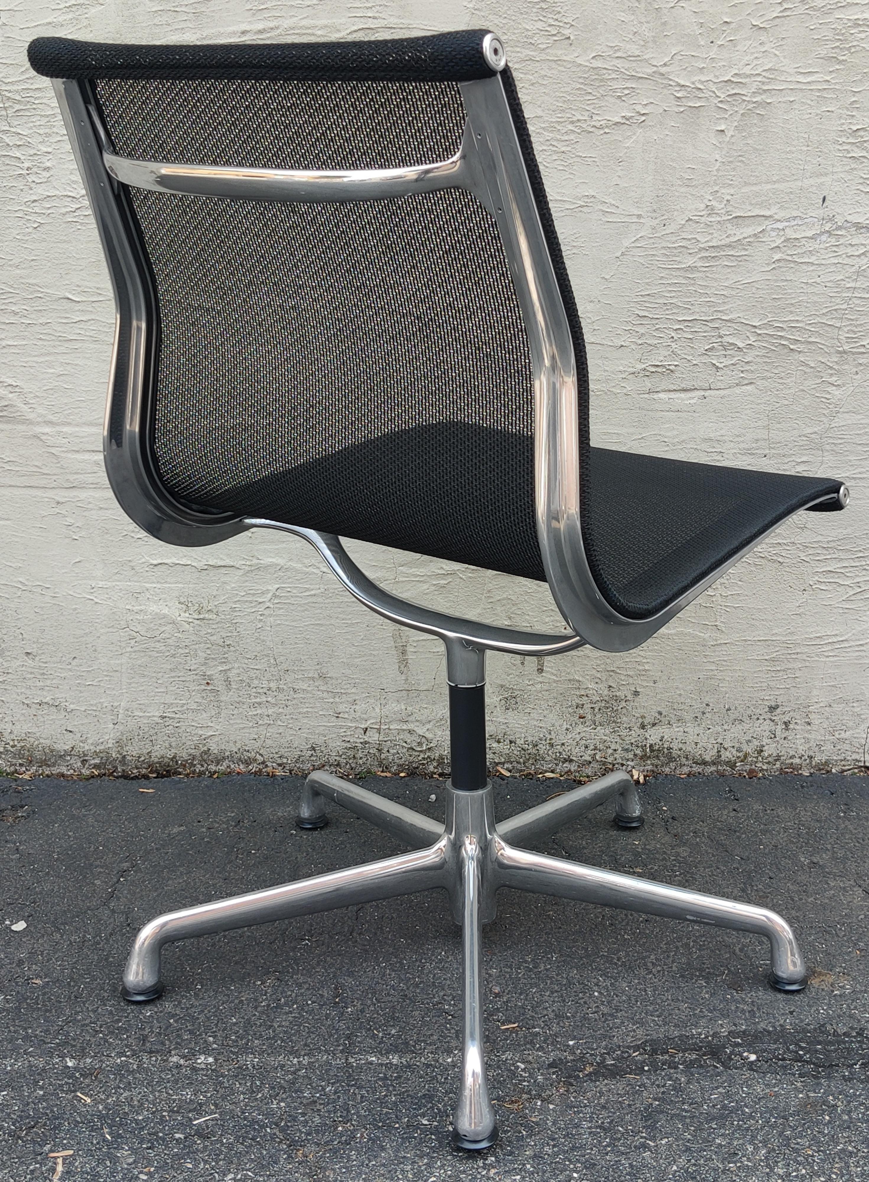Original Herman Miller Eames Aluminum Group Management Side Chair in Black Mesh In Good Condition In Philadelphia, PA