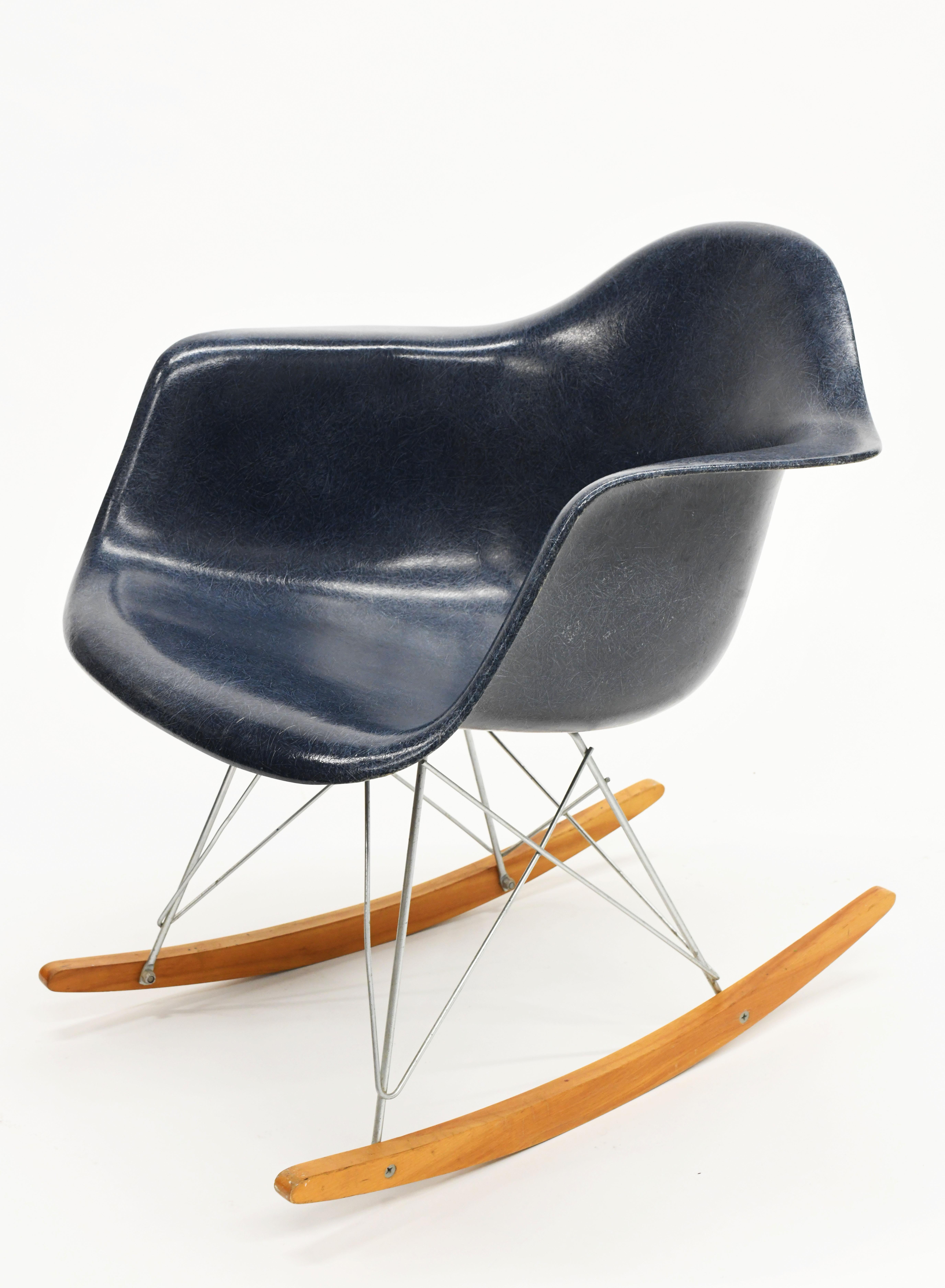 Chaise à bascule originale Eames en fibre de verre RAR d'Herman Miller en bleu marine 3