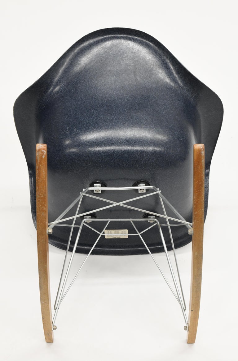 Original Herman Miller Eames Fiberglass RAR Rocking Chair in Navy Blue For Sale 7